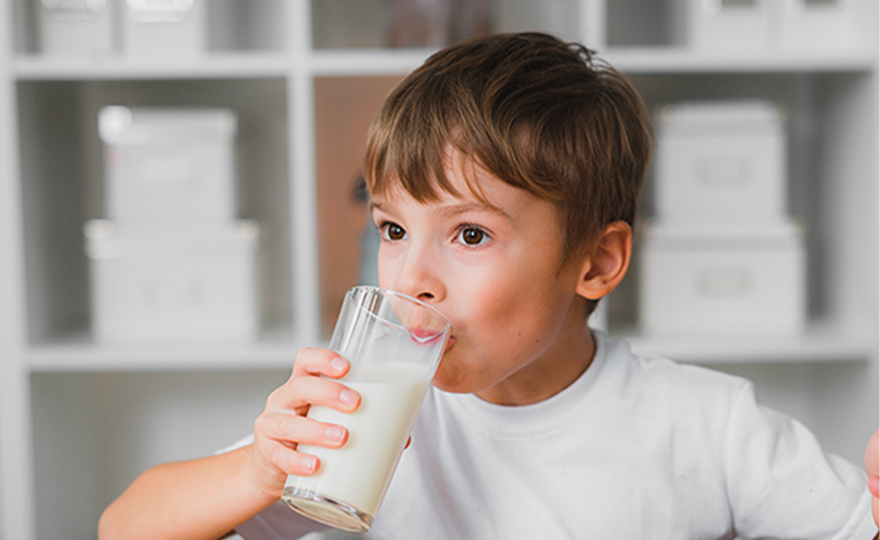 Jongetje drinkt Melkunie melk.