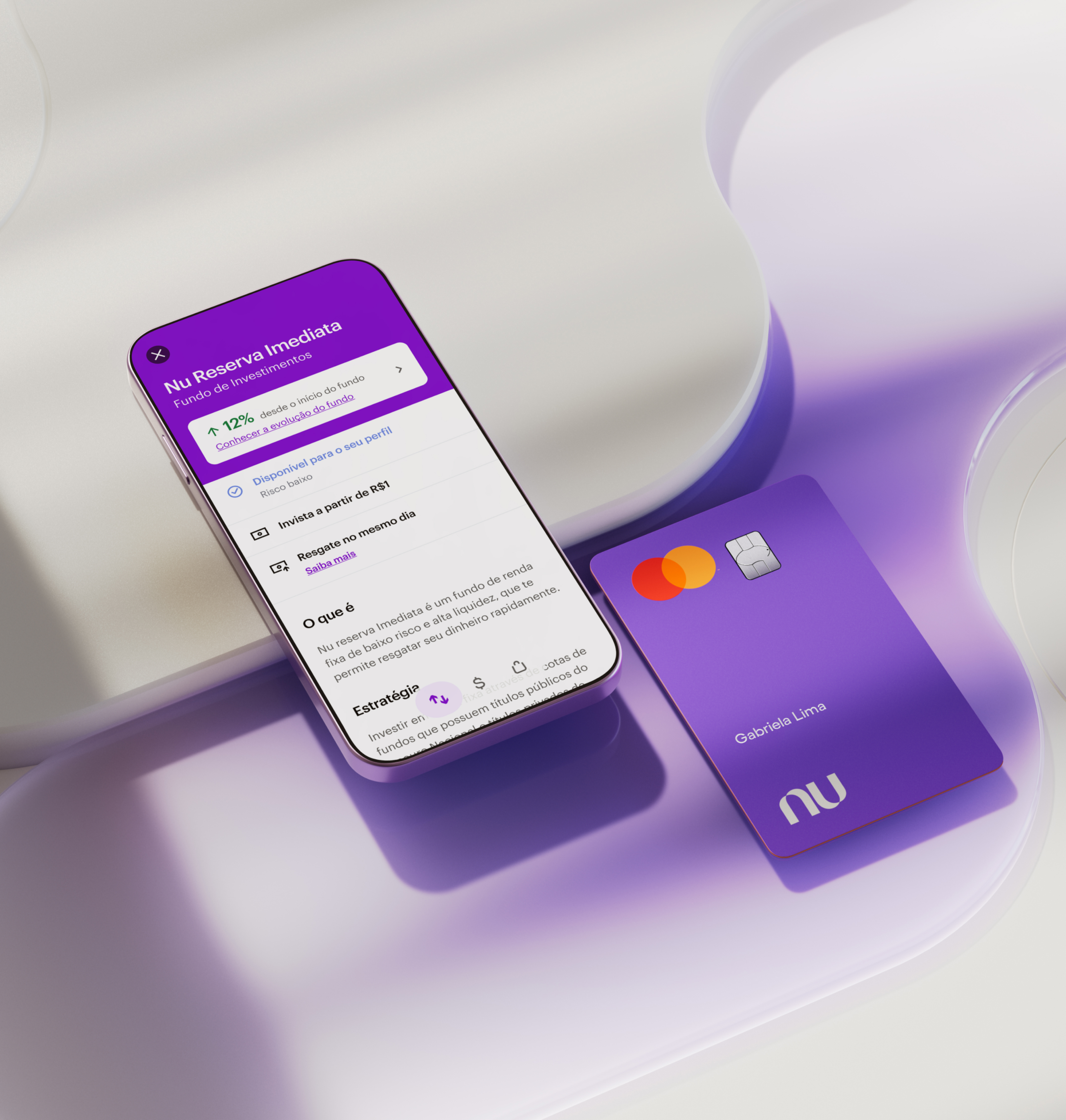 Celular com aplicativo Nubank aberto na área de Fundos de Investimento com com saldo e ganhos na parte superior da tela. Na parte inferior do aplicativo na tela do celular, informações explicando o investimento sugerido. O celular e o cartão estão em pé apoiados em uma forma geométrica branca.