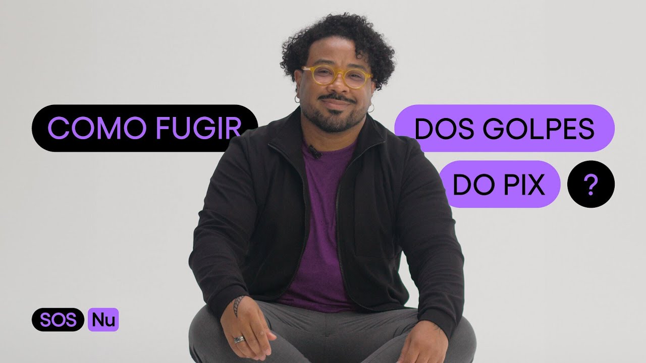 Um homem sorridente sentado, com a pergunta "Como fugir dos golpes do Pix?" destacada em caixas de texto roxas e pretas ao redor dele. No canto inferior esquerdo, está escrito "SOS Nu". ".