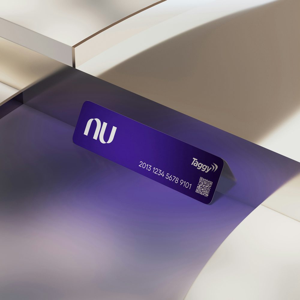 NuTag apoiada em uma superfície