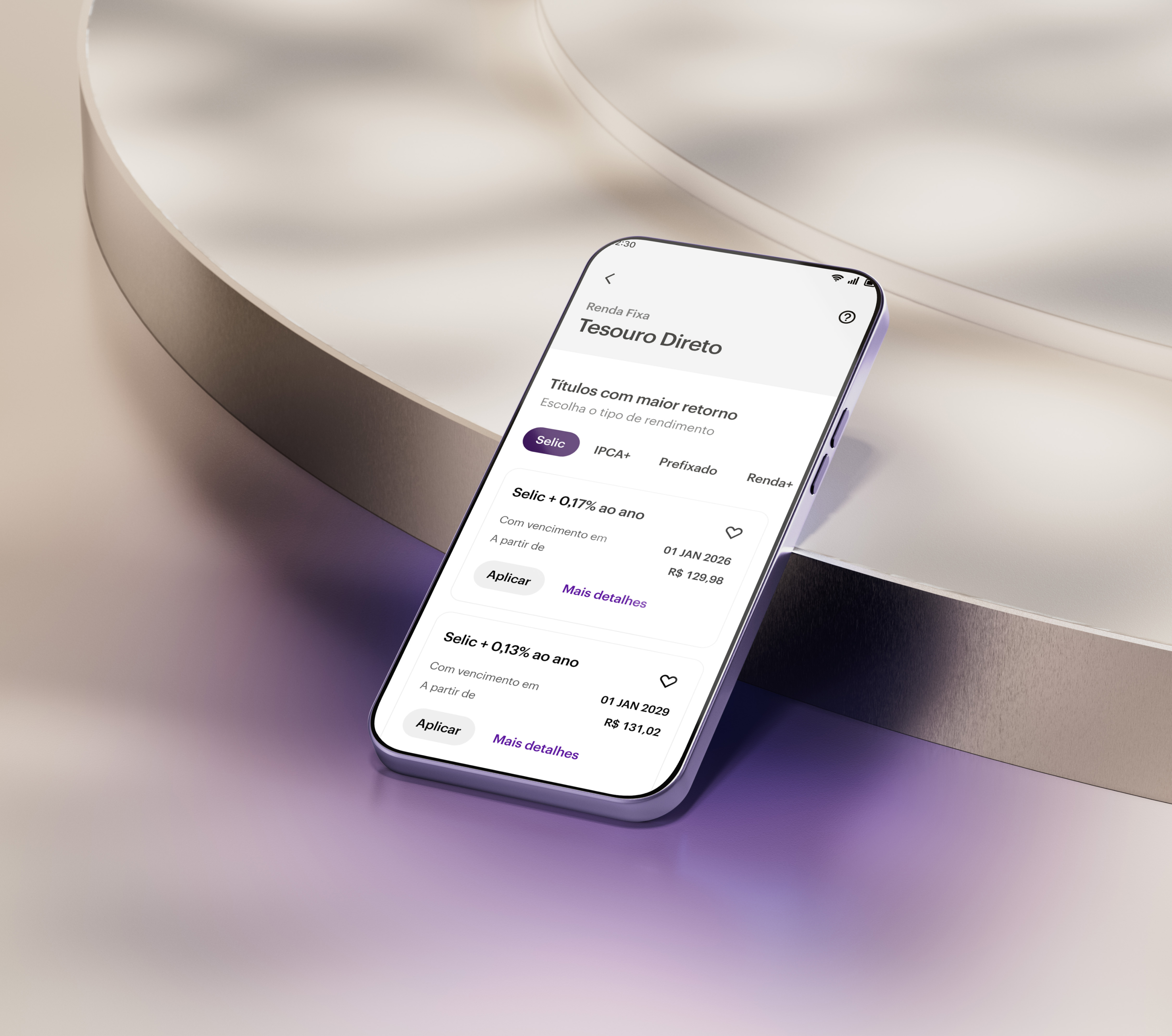 Apoiado sobre uma plataforma metalizada iluminada por uma luz roxa há um smartphone na tela de Tesouro Direto, investimento de renda fixa.