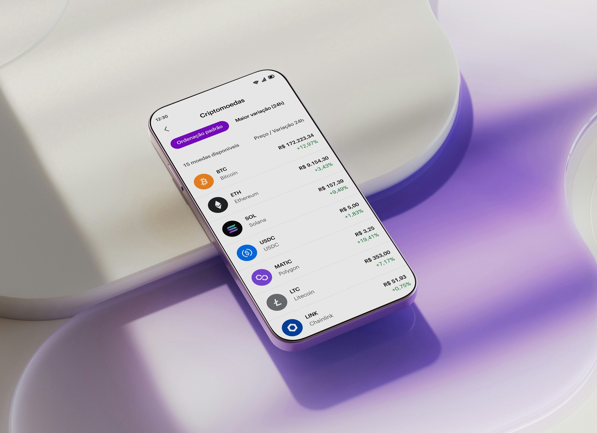 Celular apoiado em uma forma geométrica branca com aplicativo Nubank aberto na área de Criptomoedas mostrando moedas disponíveis para compra