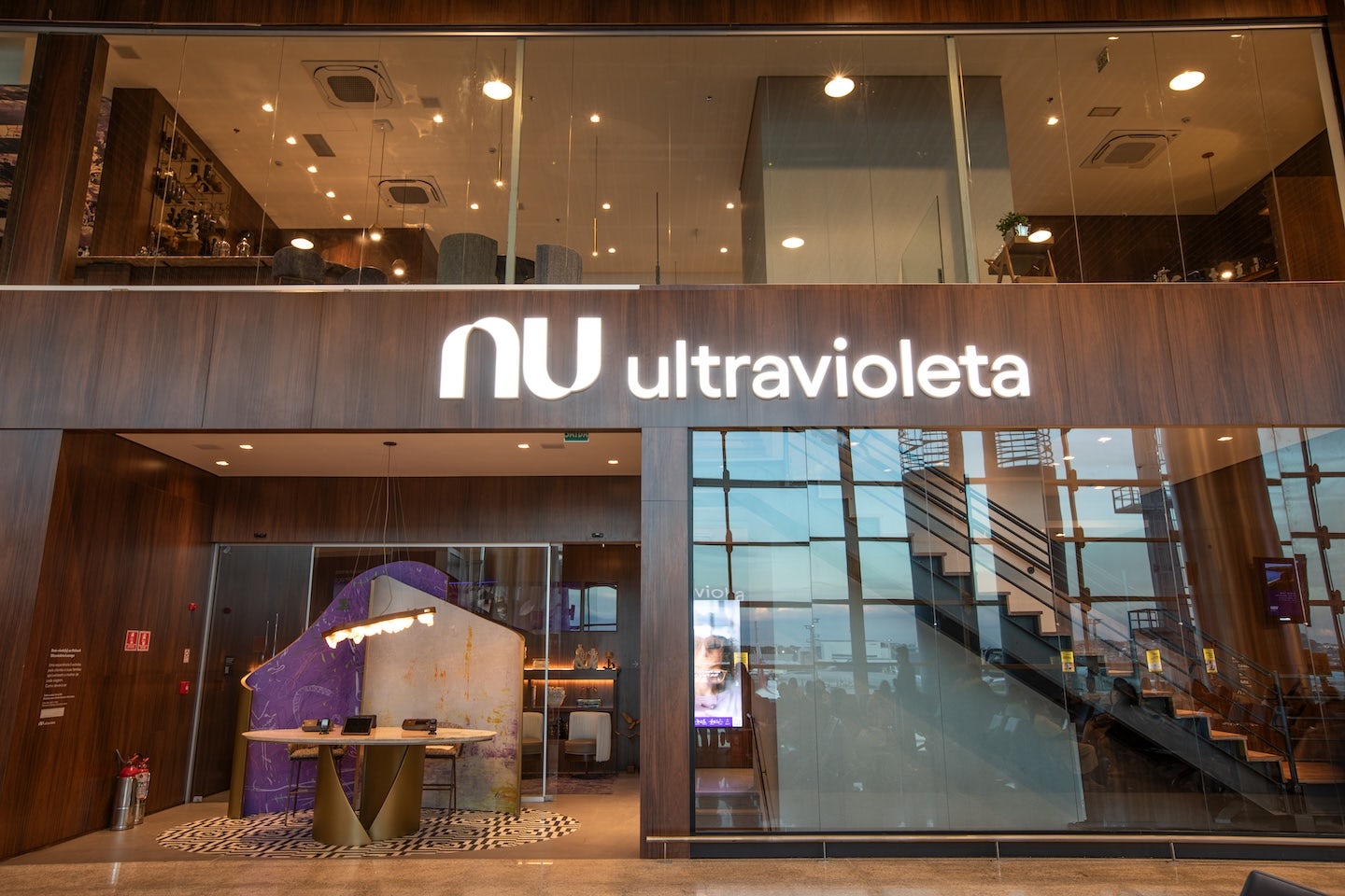 Imagem da fachada da Sala VIP do Nubank Ultravioleta no Aeroporto Internacional de Guarulhos.
