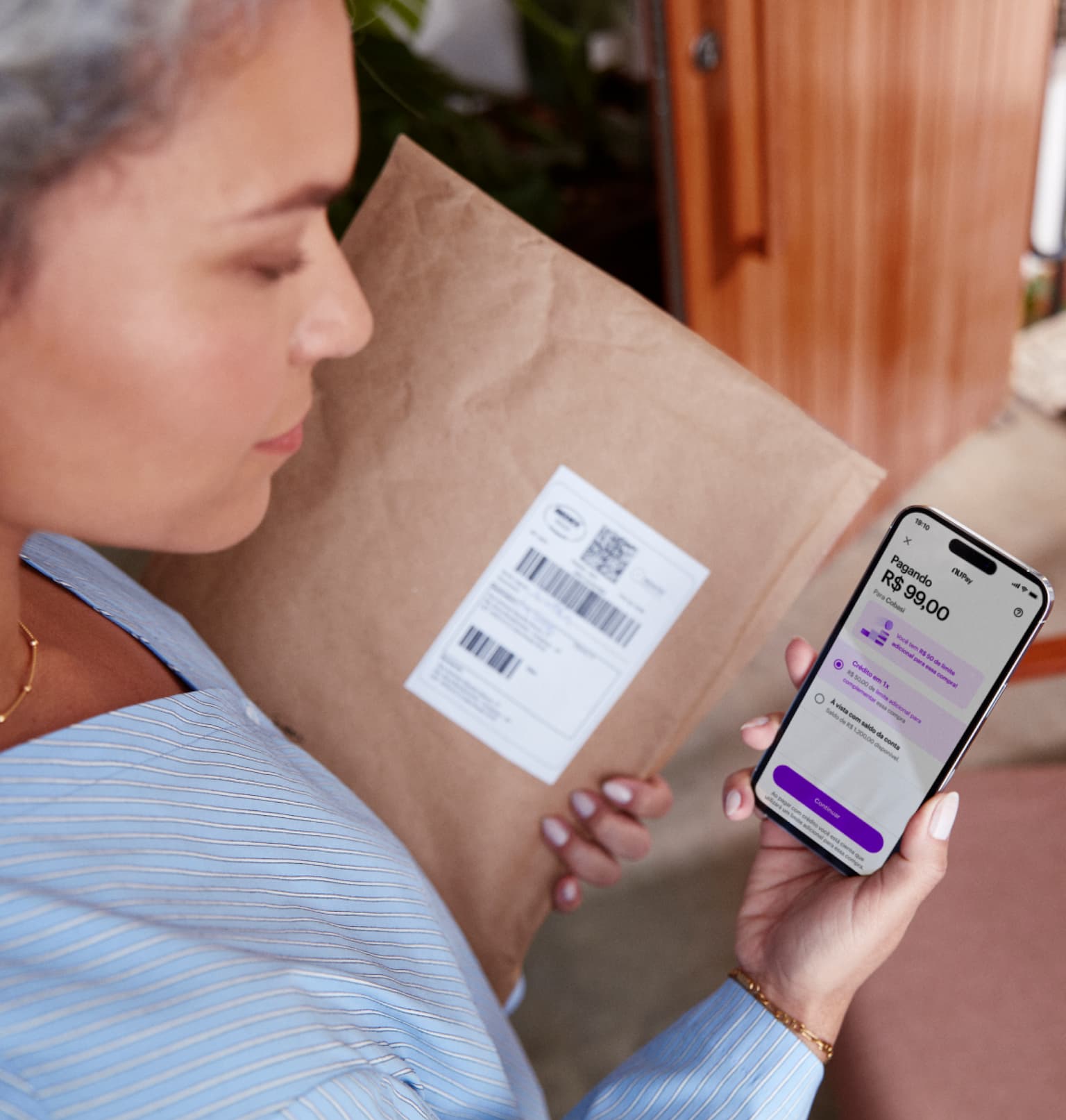 Mulher faz pagamento com app Nubank