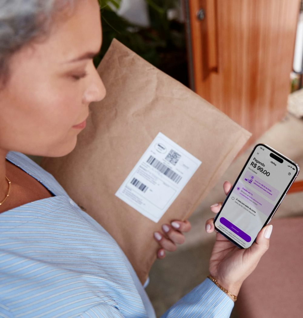 Mulher faz pagamento com app Nubank