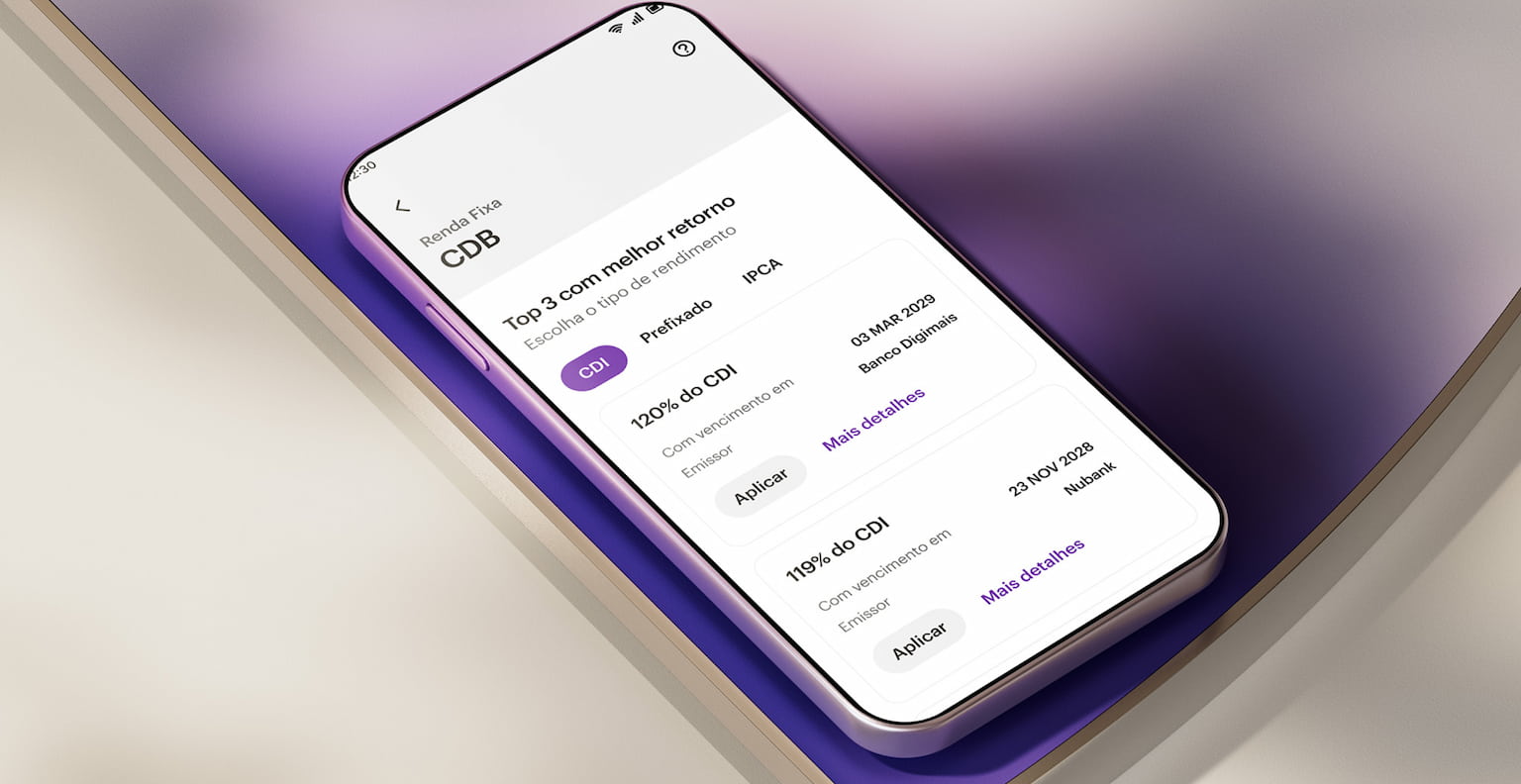 Celular apoiado em uma forma geométrica branca com aplicativo Nubank aberto na área de CDB mostrando as opções de retorno