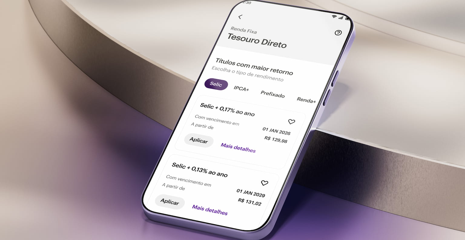 Apoiado sobre uma plataforma metalizada iluminada por uma luz roxa há um smartphone na tela de Tesouro Direto, investimento de renda fixa.
