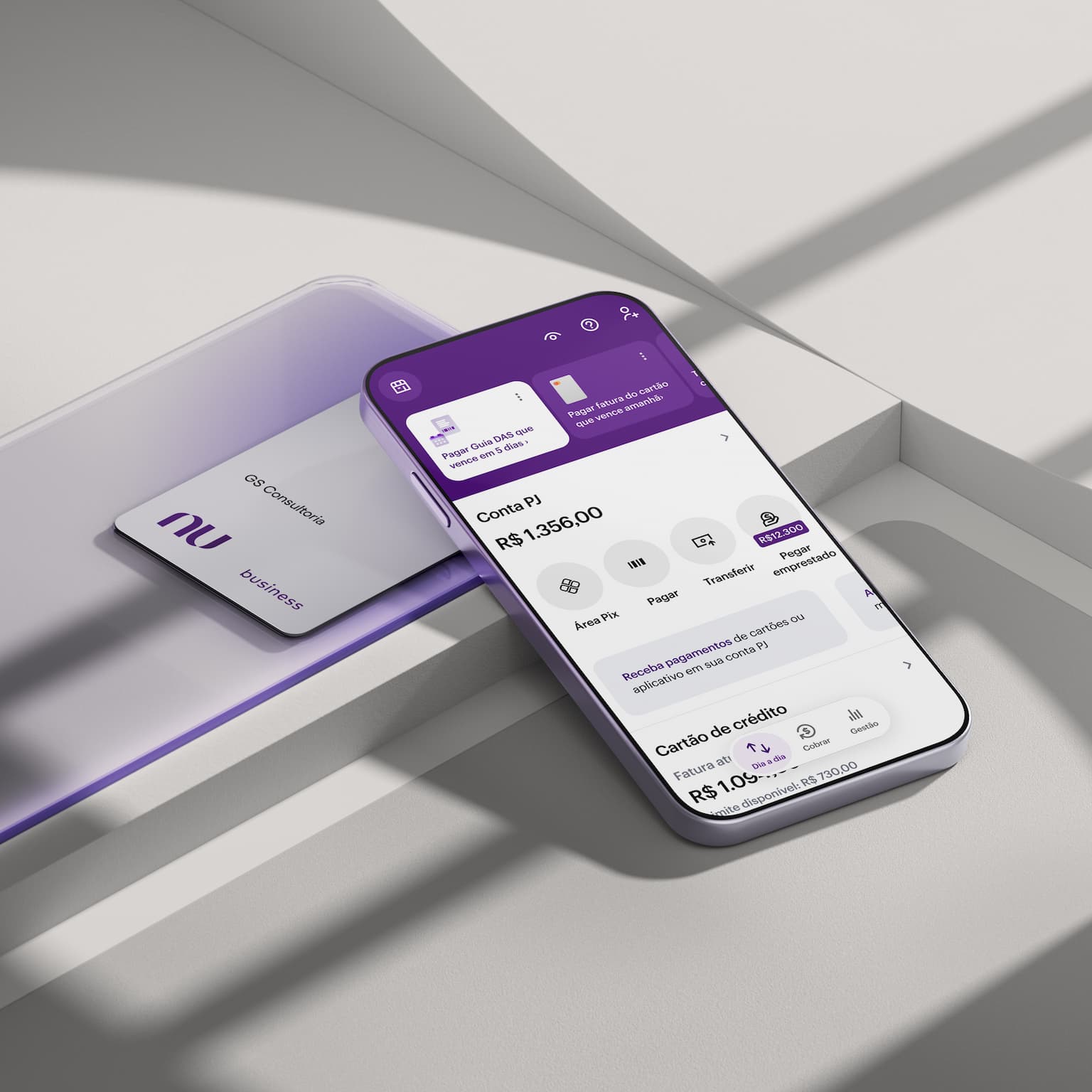 Celular com app Nubank sobre Cartão Nubank Business