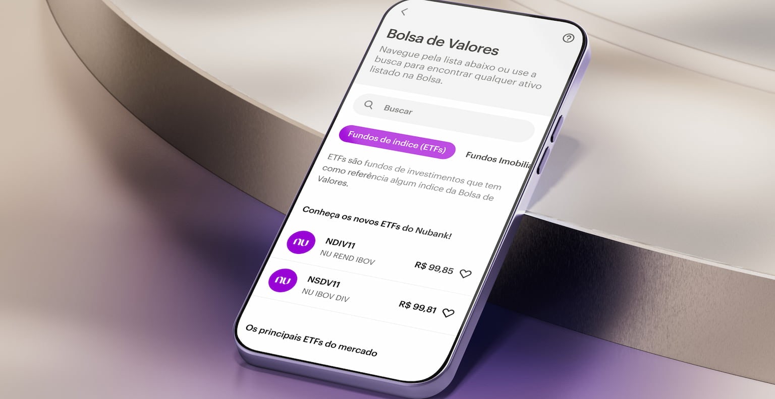 A tela de um celular apoiado em uma forma geométrica em tons claros. Na tela, o aplicativo do Nubank na área de Bolsa de Valores.