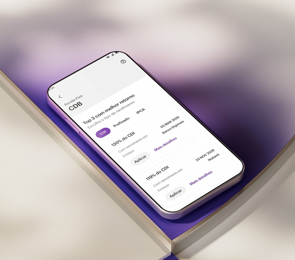 Celular apoiado em uma forma geométrica branca com aplicativo Nubank aberto na área de CDB mostrando as opções de retorno