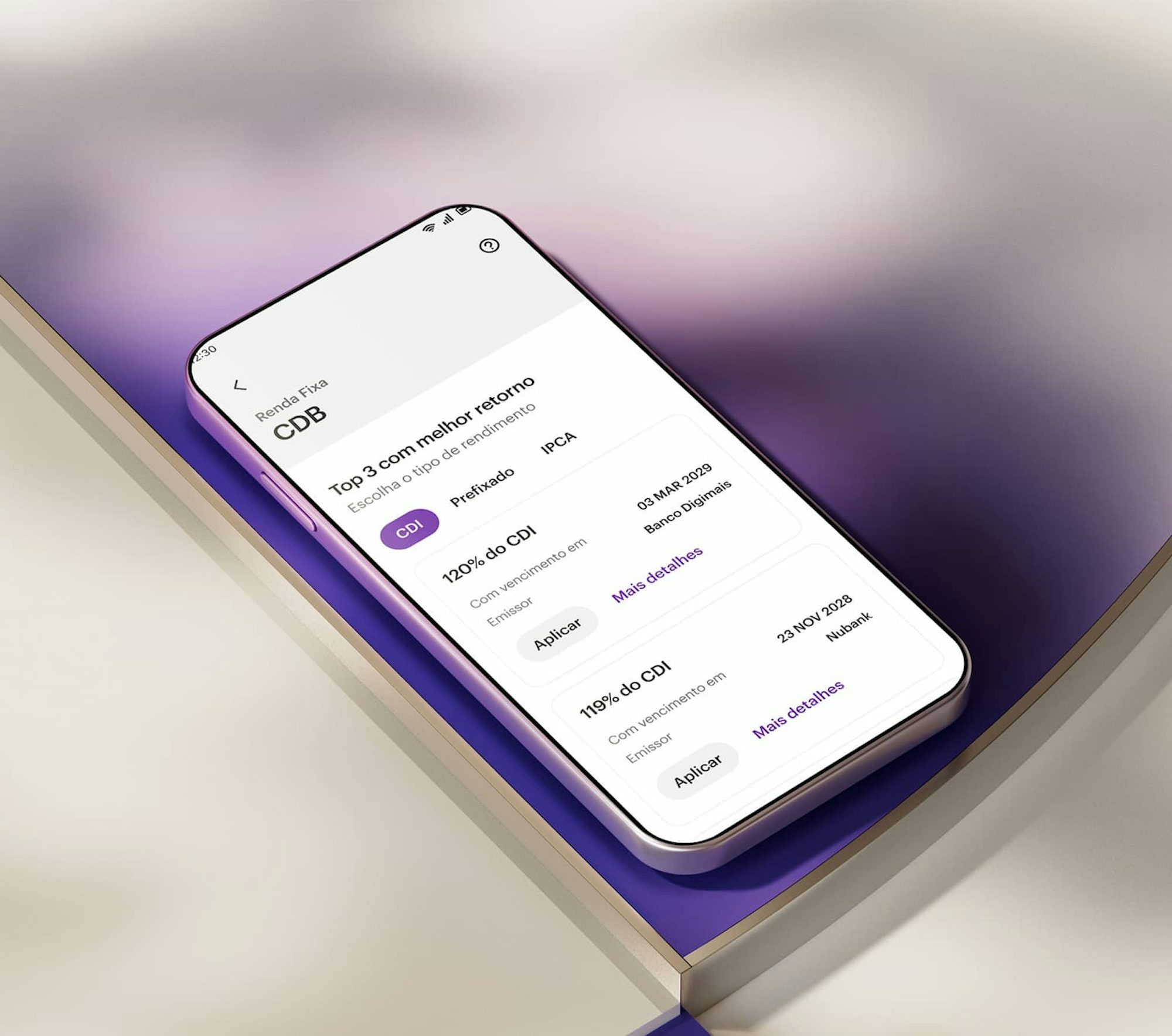 Celular apoiado em uma forma geométrica branca com aplicativo Nubank aberto na área de CDB mostrando as opções de retorno