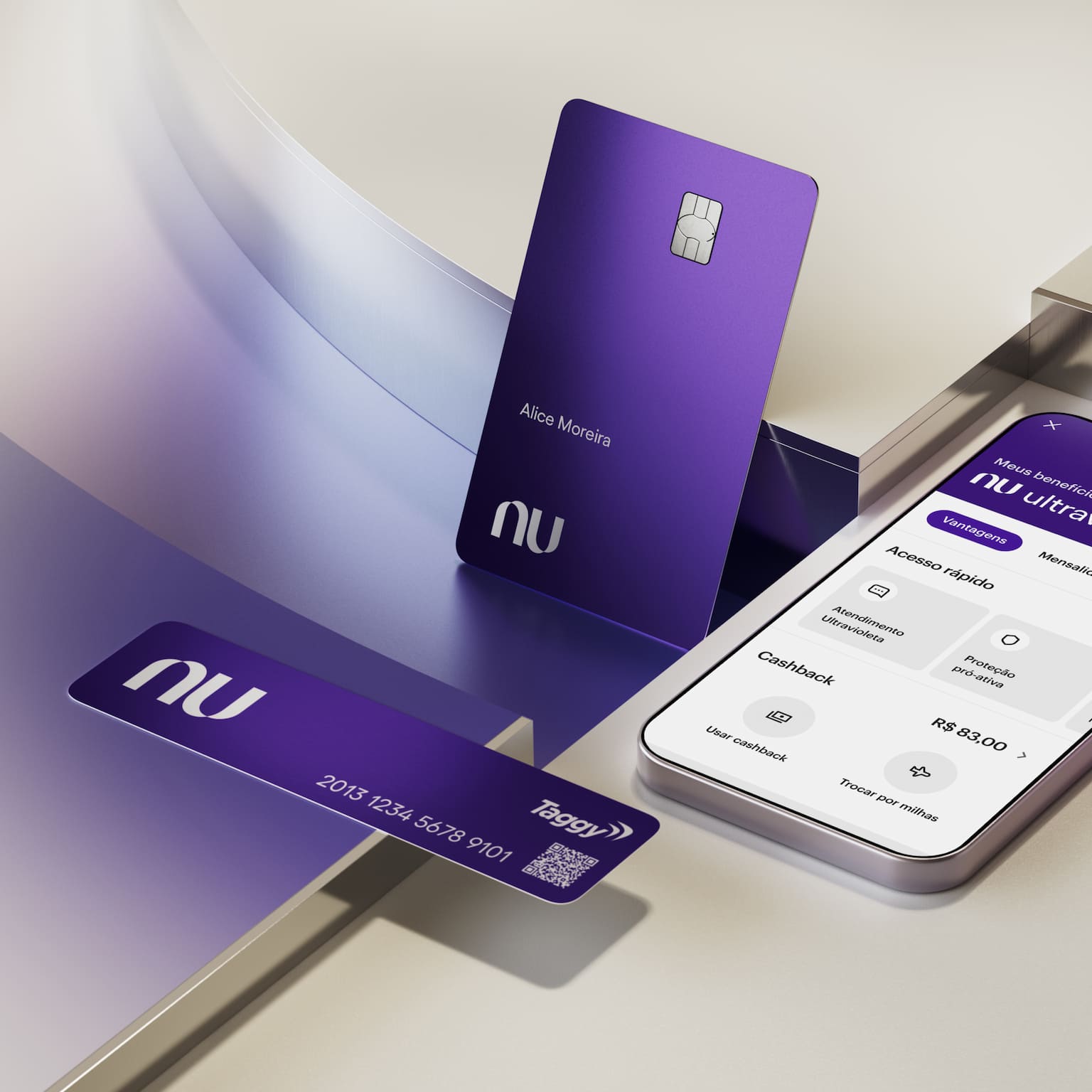 Celular com aplicativo Nubank aberto na tela ao lado de um cartão de uma tag do NuTag. No canto superior, a extremidade de um cartão ultravioleta. Os elementos estão apoiados em uma forma geométrica.