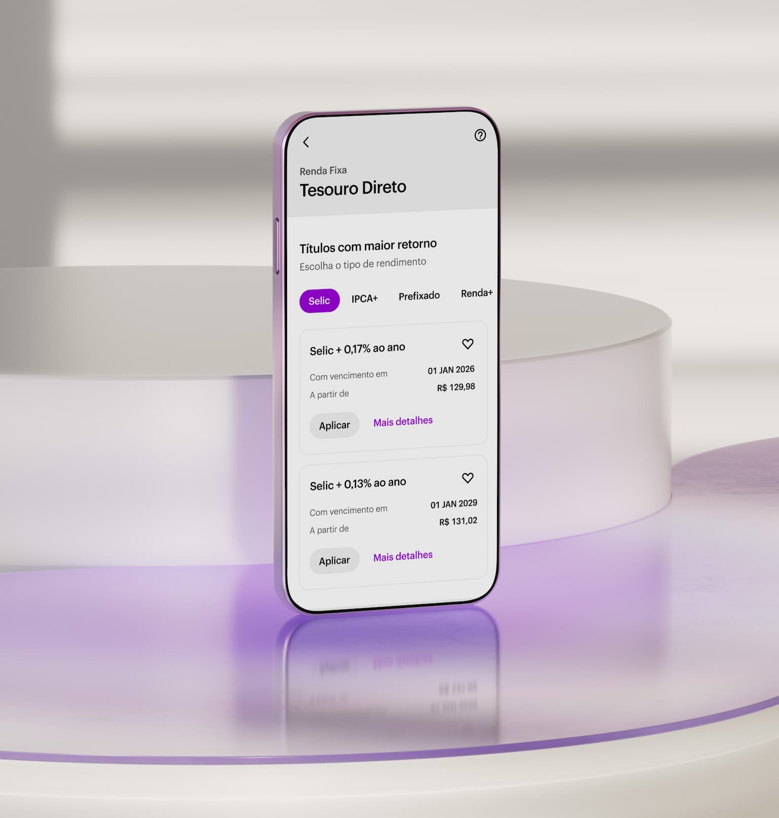 Celular com aplicativo Nubank aberto na área de Investimentos em Tesouro Direto com com saldo e transações na tela. Na parte de baixo da tela do celular no aplicativo, destaca-se uma simulação dos Títulos com maior retorno. O celular está em pé apoiado em uma forma geométrica branca.