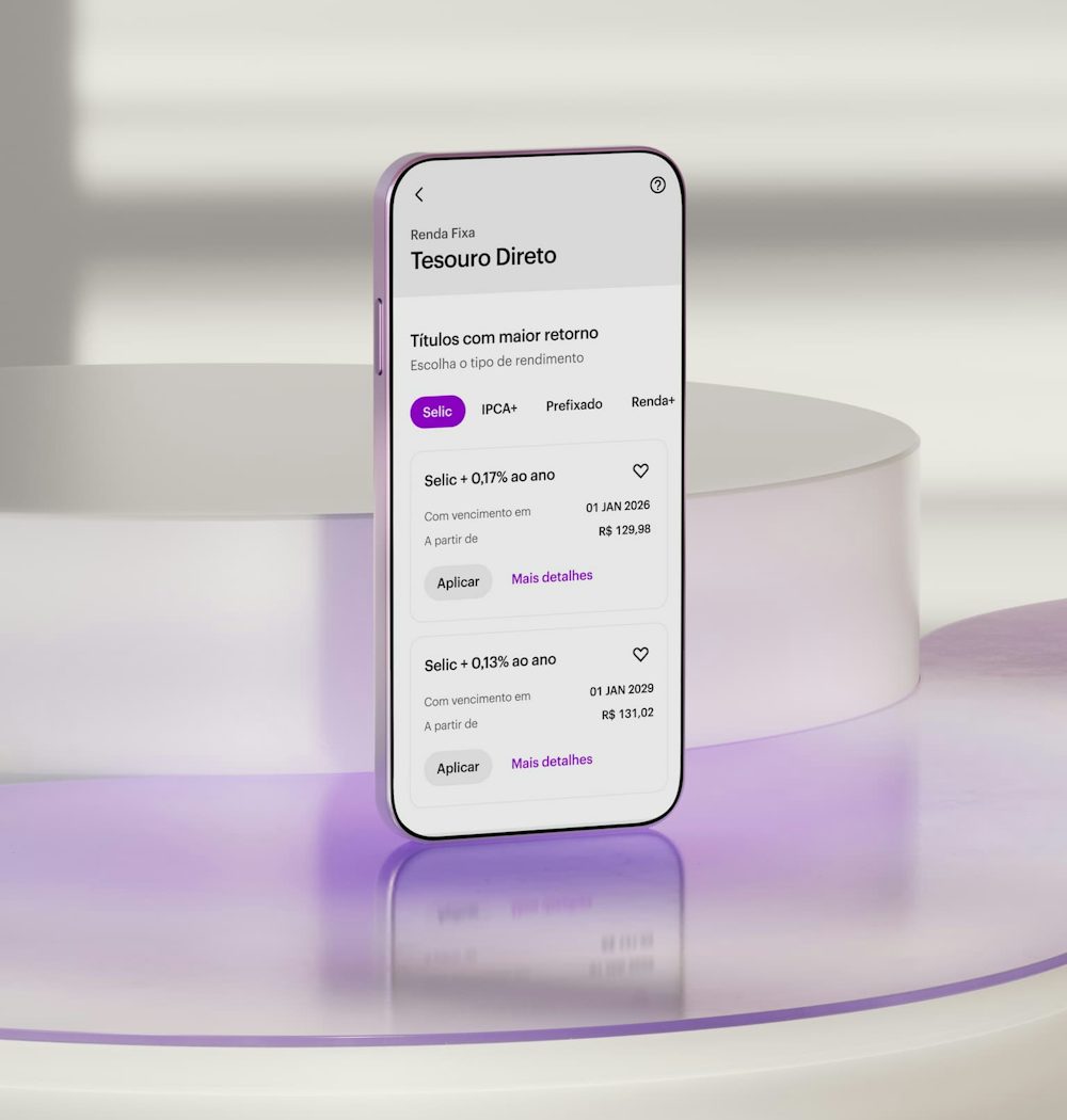Celular com aplicativo Nubank aberto na área de Investimentos em Tesouro Direto com com saldo e transações na tela. Na parte de baixo da tela do celular no aplicativo, destaca-se uma simulação dos Títulos com maior retorno. O celular está em pé apoiado em uma forma geométrica branca.