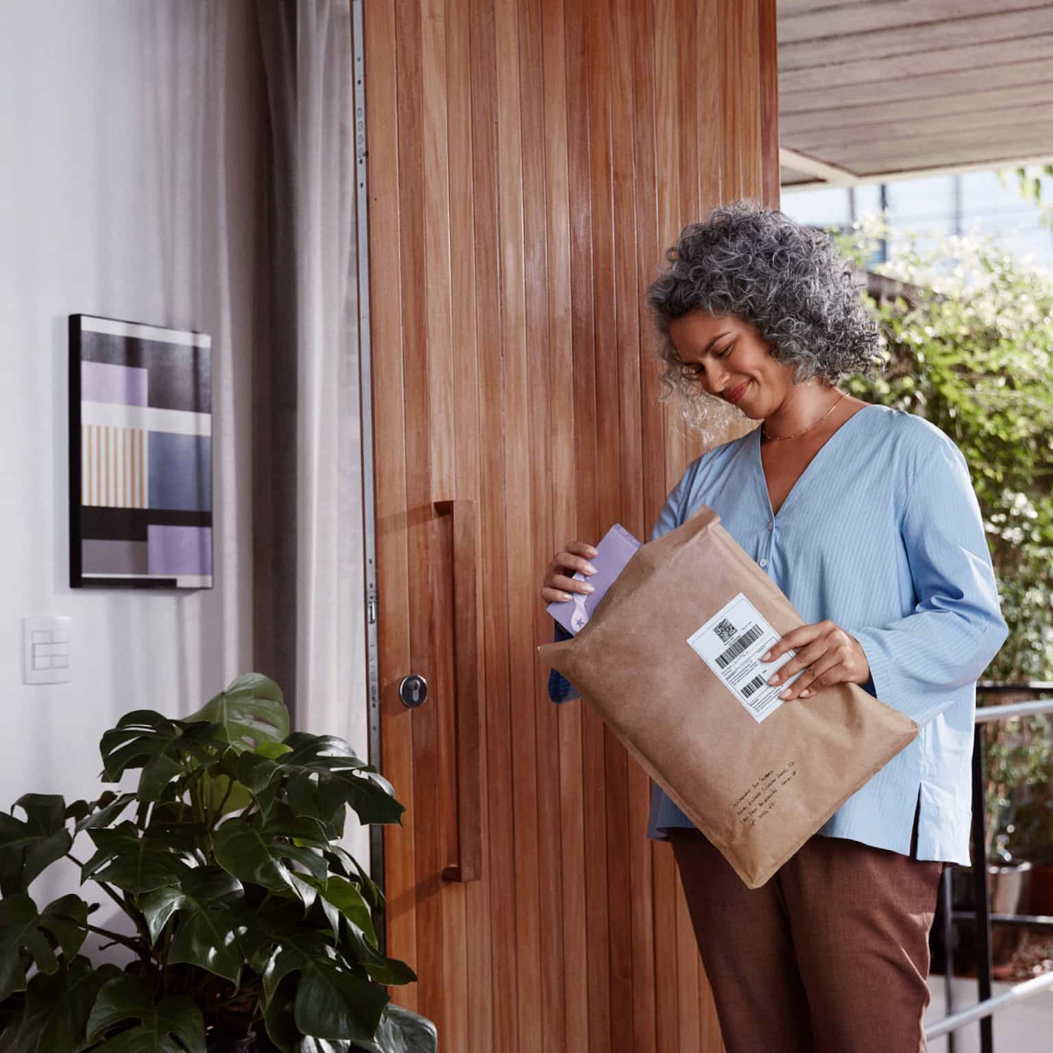 Mulher recebendo nova encomenda