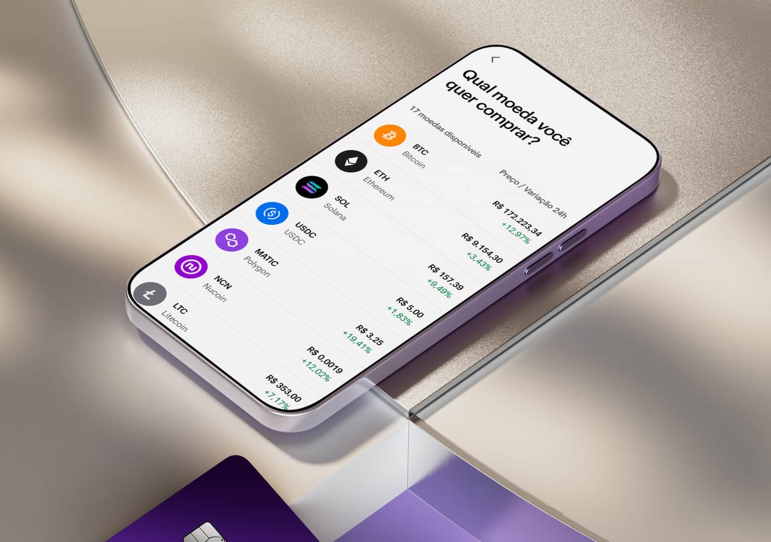 A tela de um celular apoiado em uma forma geométrica em tons claros. Na tela, o aplicativo do Nubank na área de compra do Nubank Cripto.