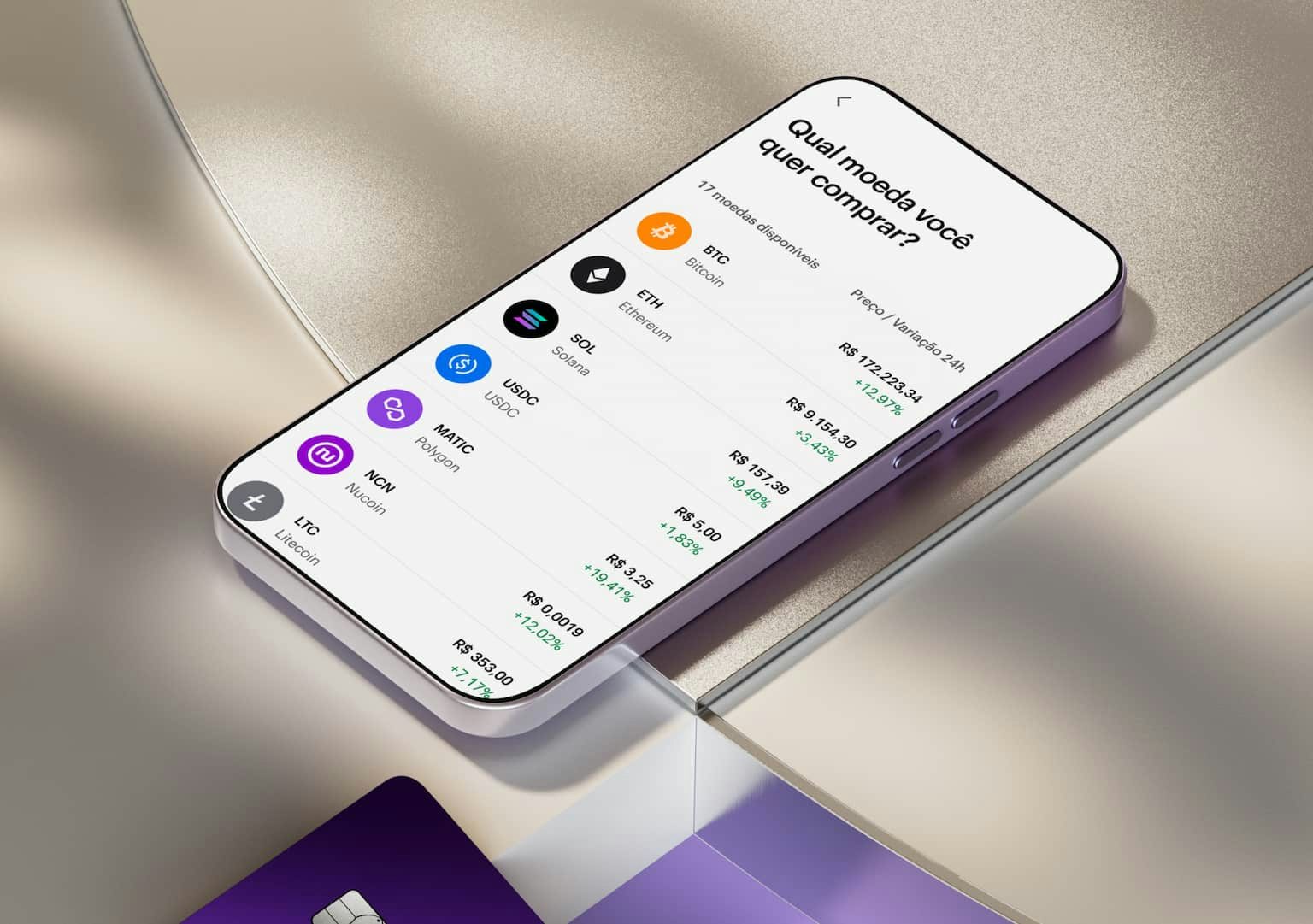 A tela de um celular apoiado em uma forma geométrica em tons claros. Na tela, o aplicativo do Nubank na área de compra do Nubank Cripto.