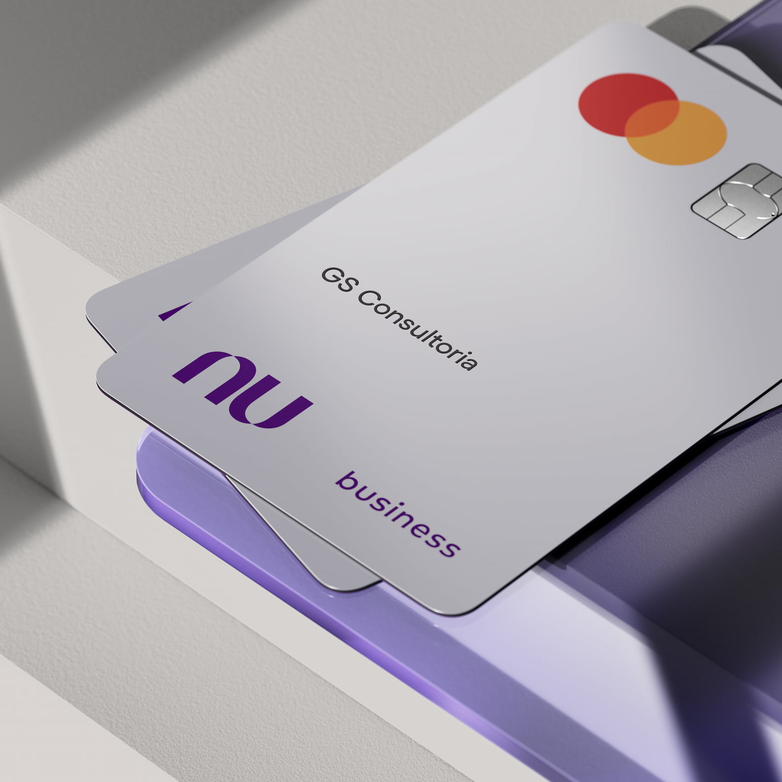 Cartões Nubank PJ apoiados em uma superfície