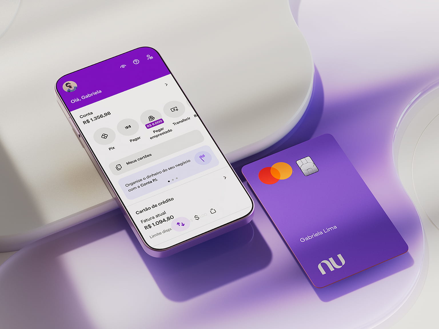 Plataformas brancas sobrepostas com um smartphone apoiado na plataforma mais alta e um cartão Nubank com nome Gabriela Lima apoiado na plataforma mais baixa, onde há uma leve luz roxa. O smartphone está na tela inicial do aplicativo Nubank.