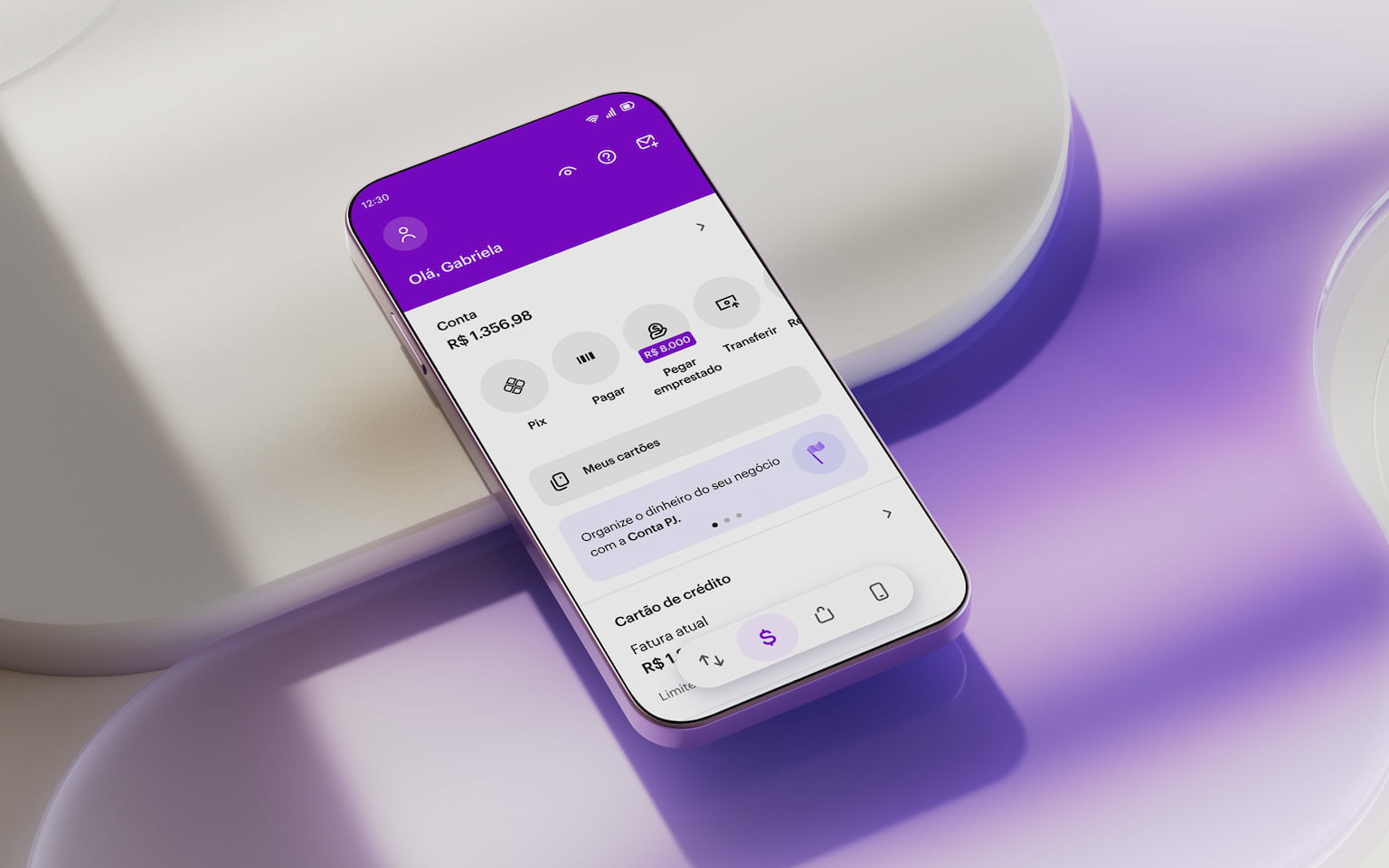 Celular apoiado em uma forma geométrica branca com aplicativo Nubank aberto na tela inicial.