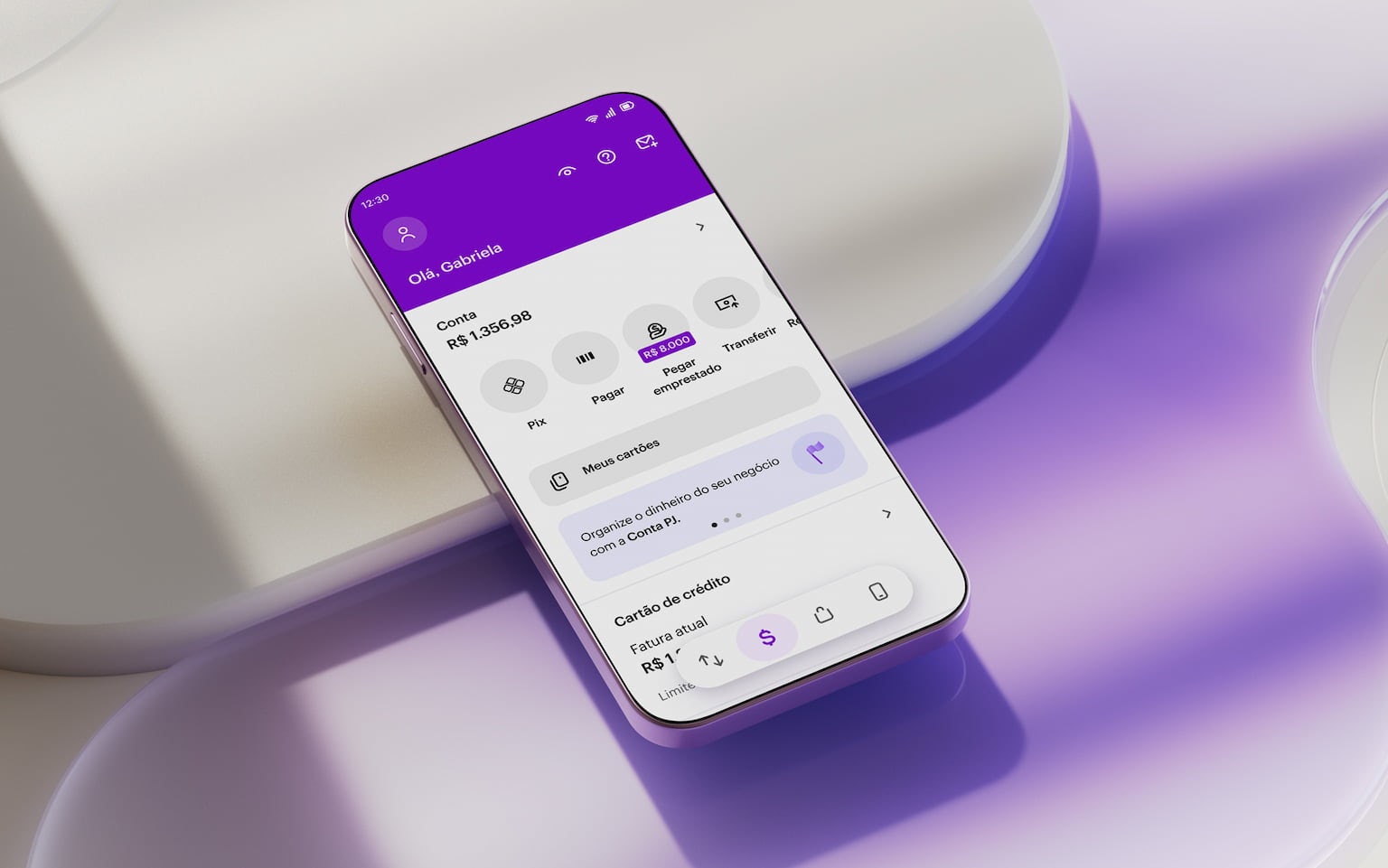 Celular apoiado em uma forma geométrica branca com aplicativo Nubank aberto na tela inicial.