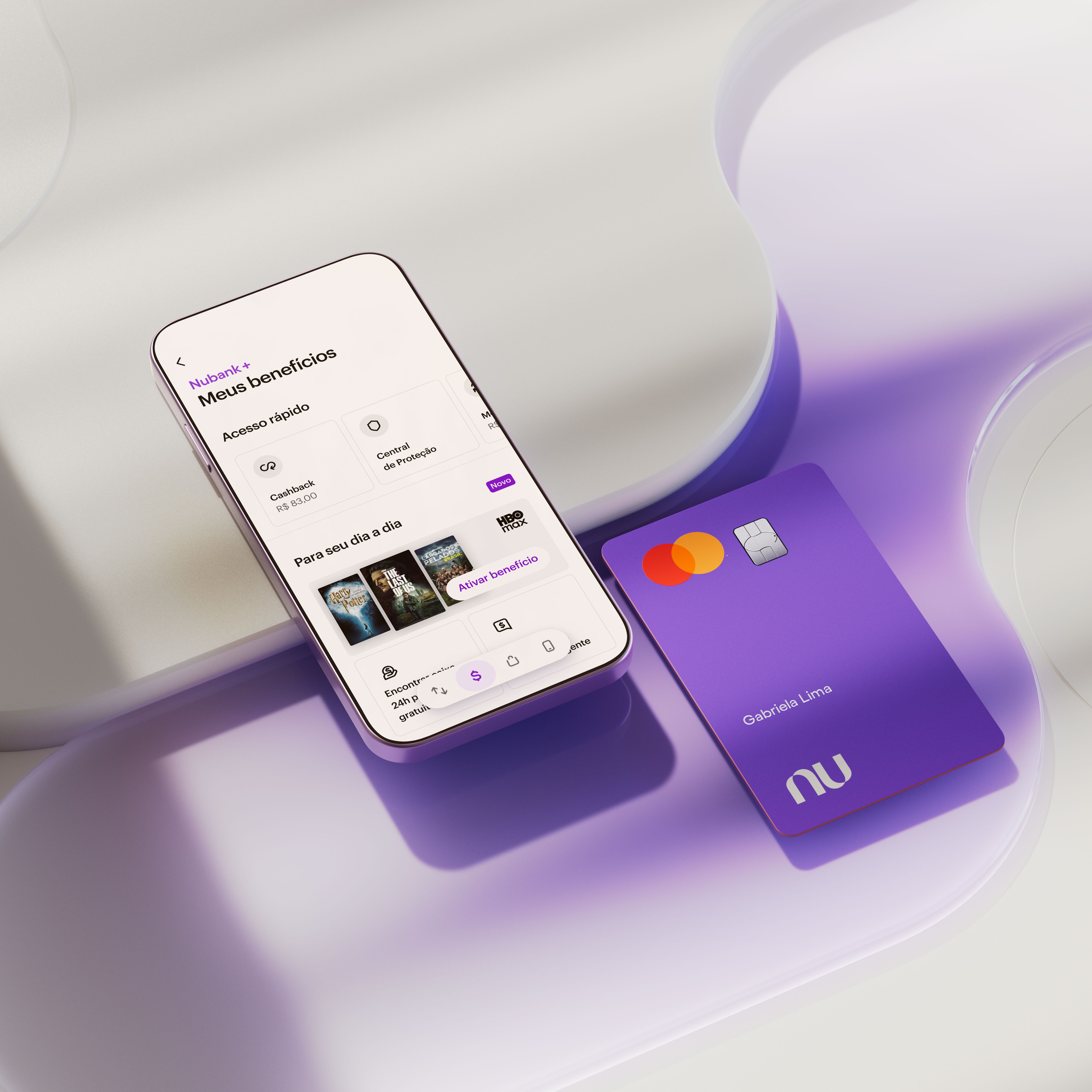 Vistos de cima, aplicativo do Nubank aberto na área de benefícios do Nubank Mais e cartão de crédito roxo do Nubank com a bandeira vermelha e amarela da Mastercard