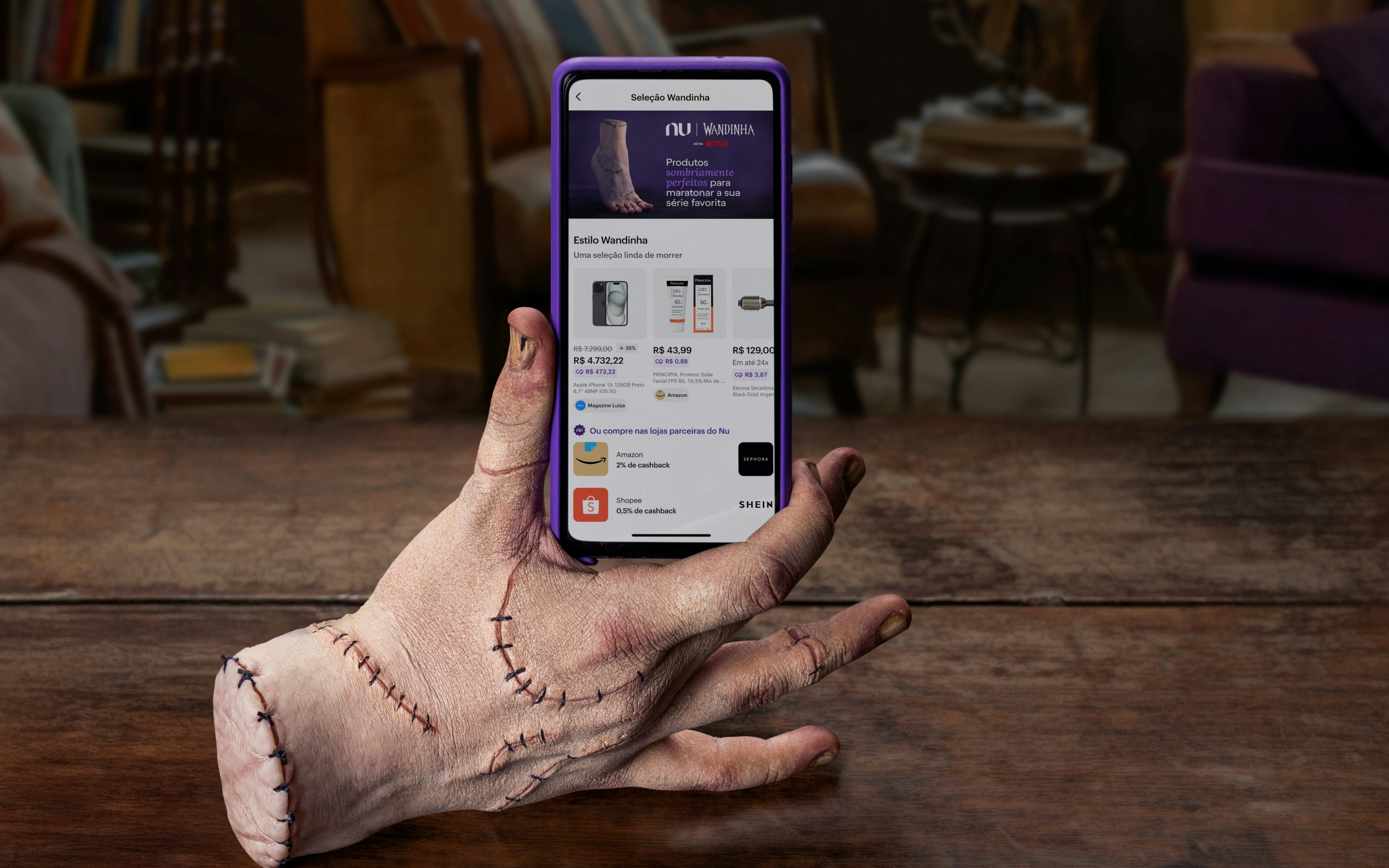 Mãozinha segurando um celular