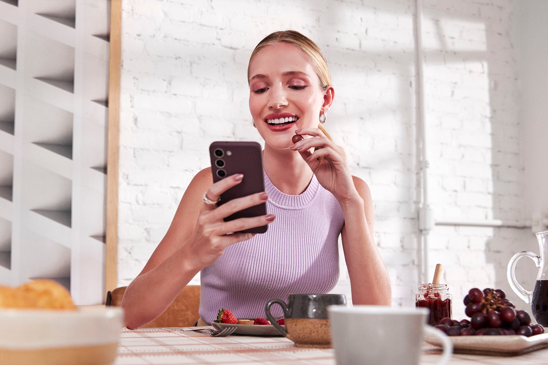 mulher segurando um celular