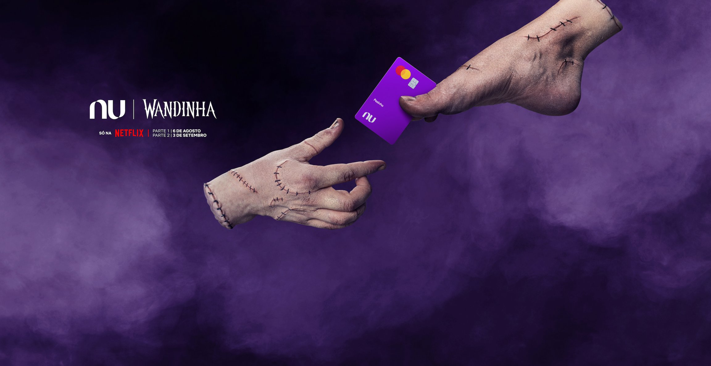 Nu + Wandinha, Só na Netflix: Pézinho entregando um Cartão do Nubank para Mãozinha.