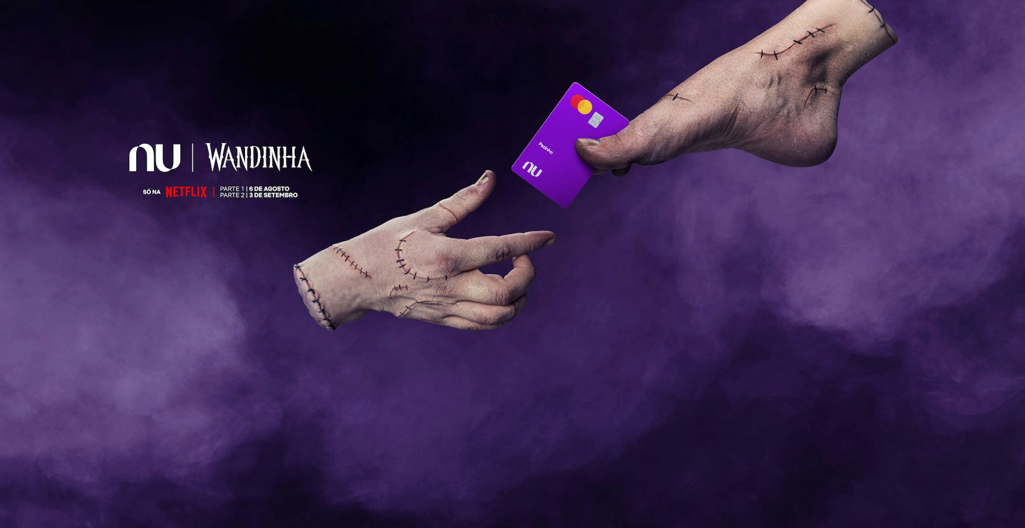 Nu + Wandinha, Só na Netflix: Pézinho entregando um Cartão do Nubank para Mãozinha.