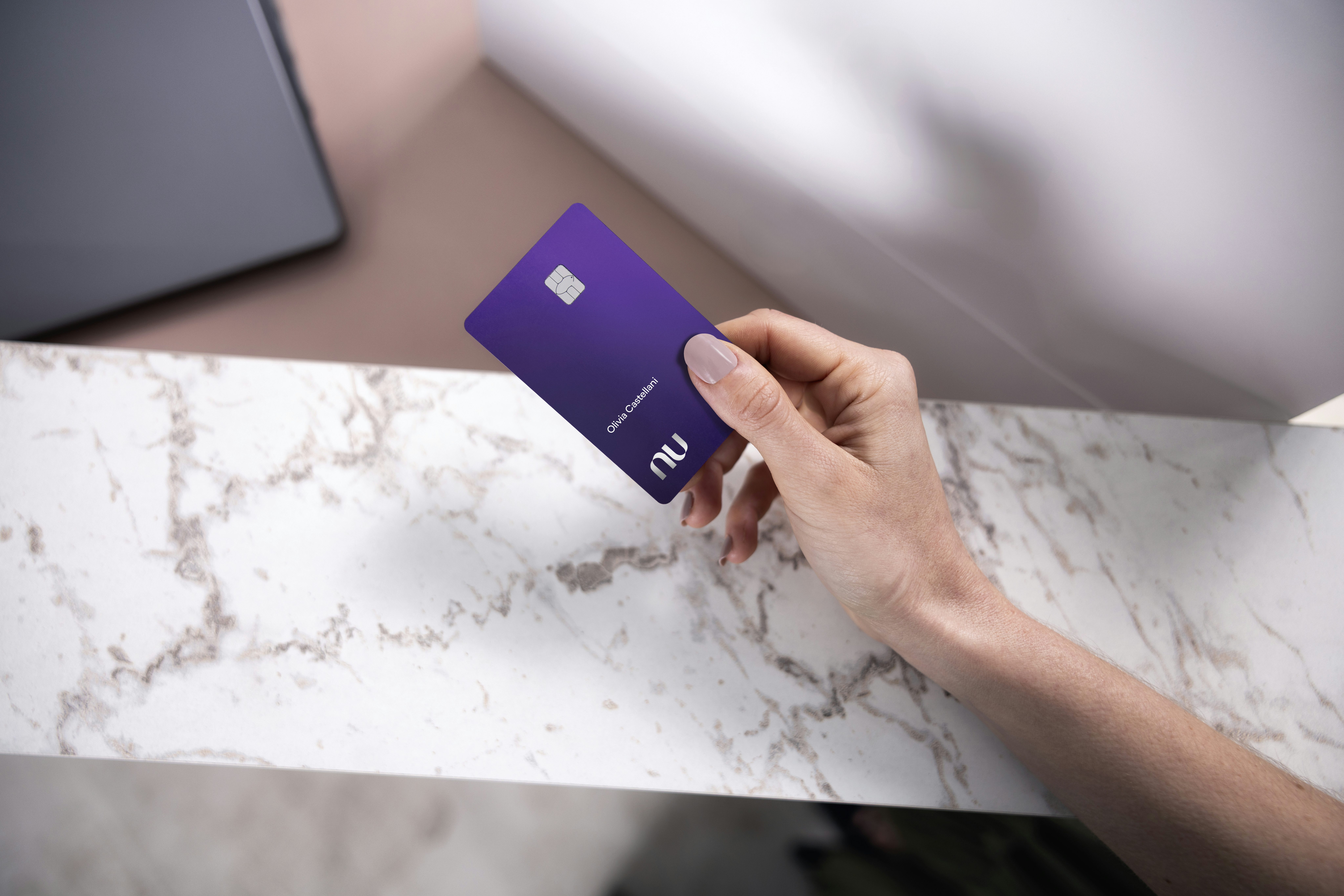 Cartão Ultravioleta sendo apresentado na entrada de uma sala vip.