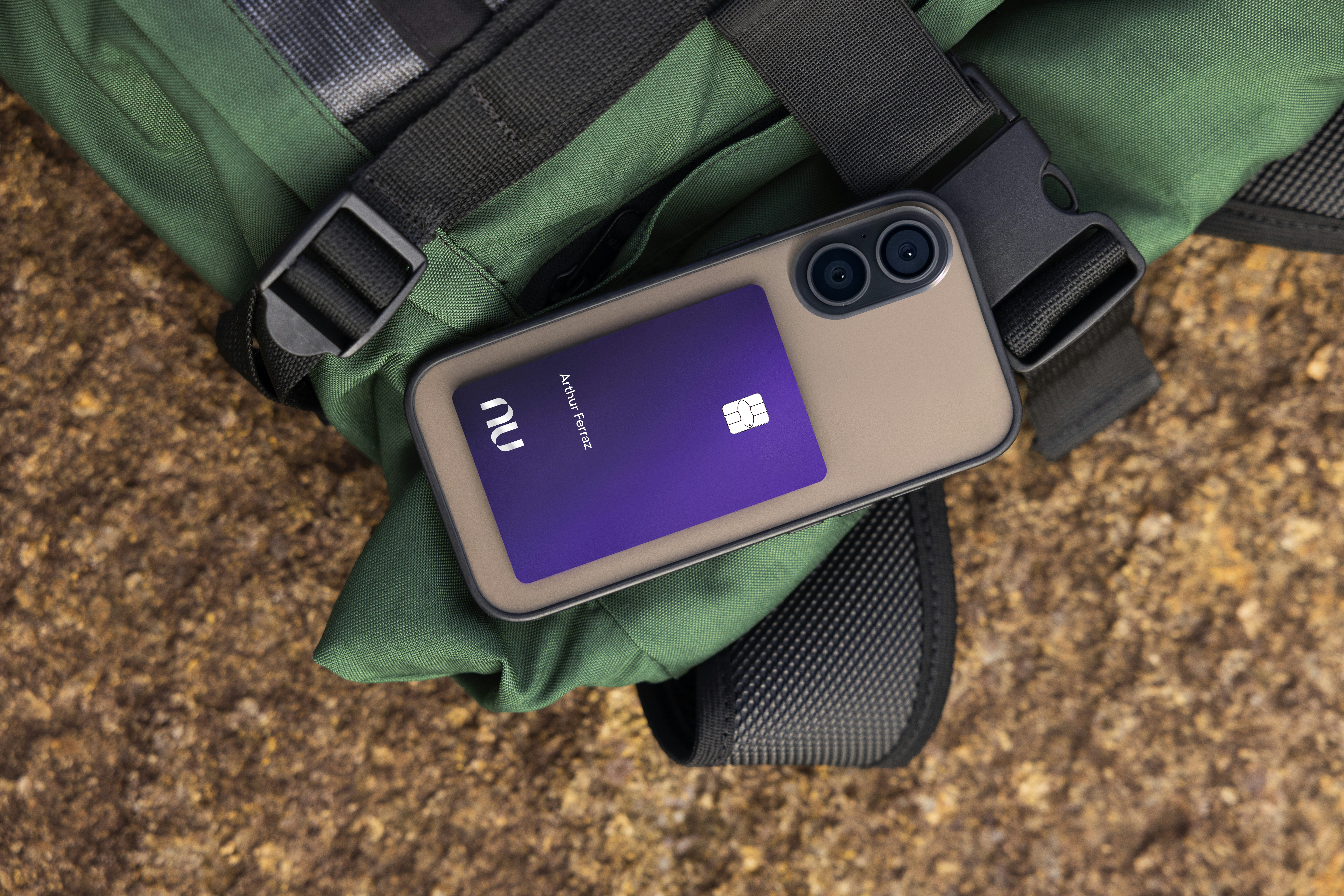 Cartão Ultravioleta posicionado em uma mochila de viagem.