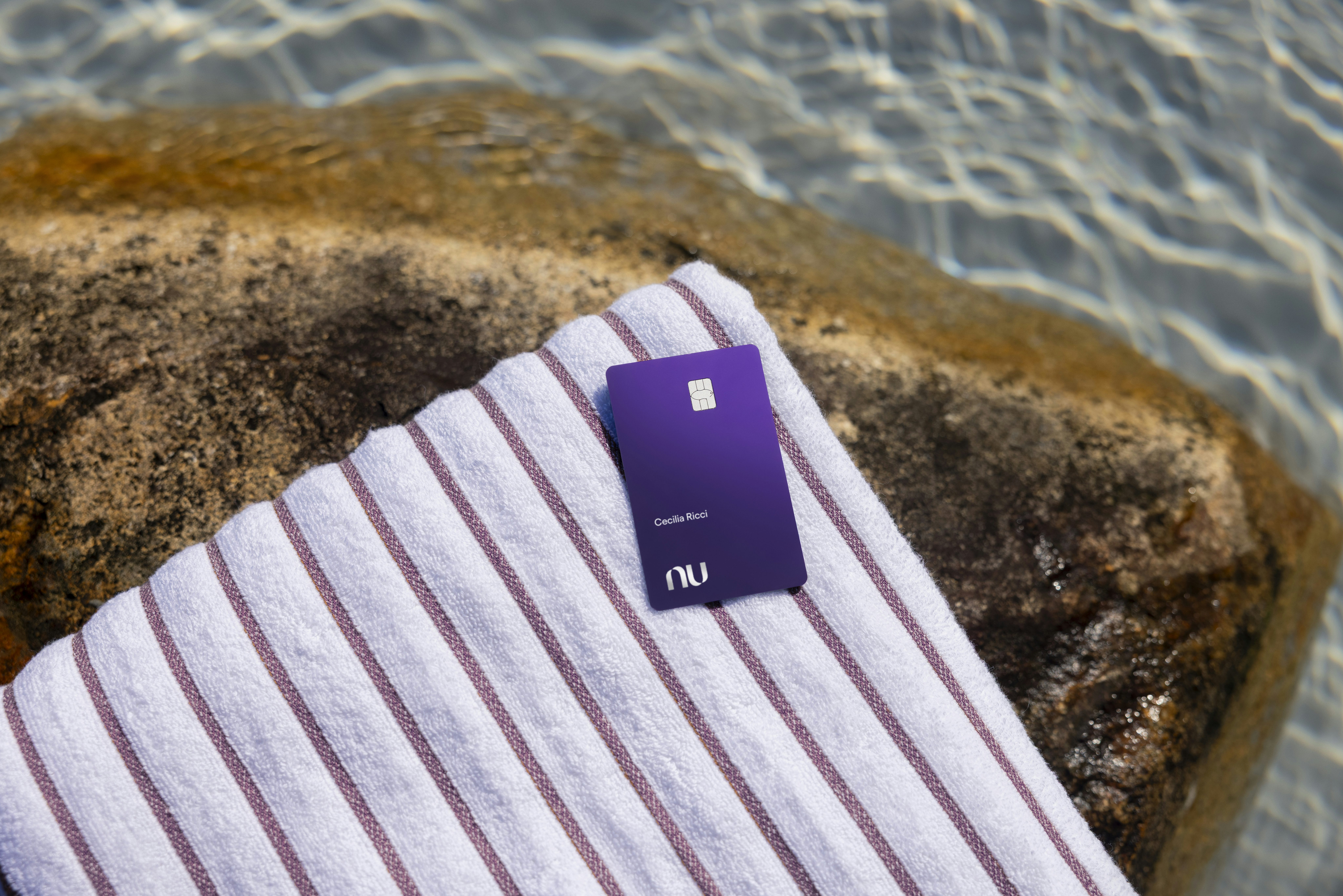 Cartão Ultravioleta em uma toalha de banho perto do mar