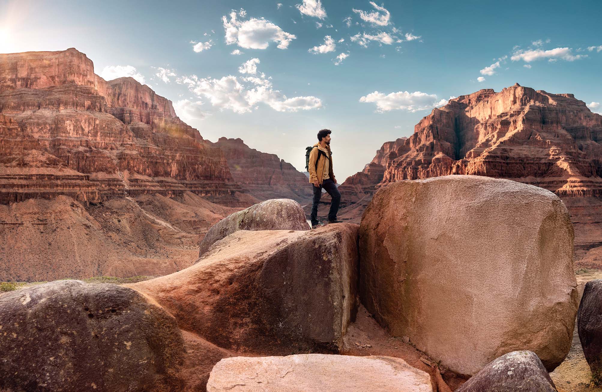 Homem negro viajando em um cenário de montanhas.