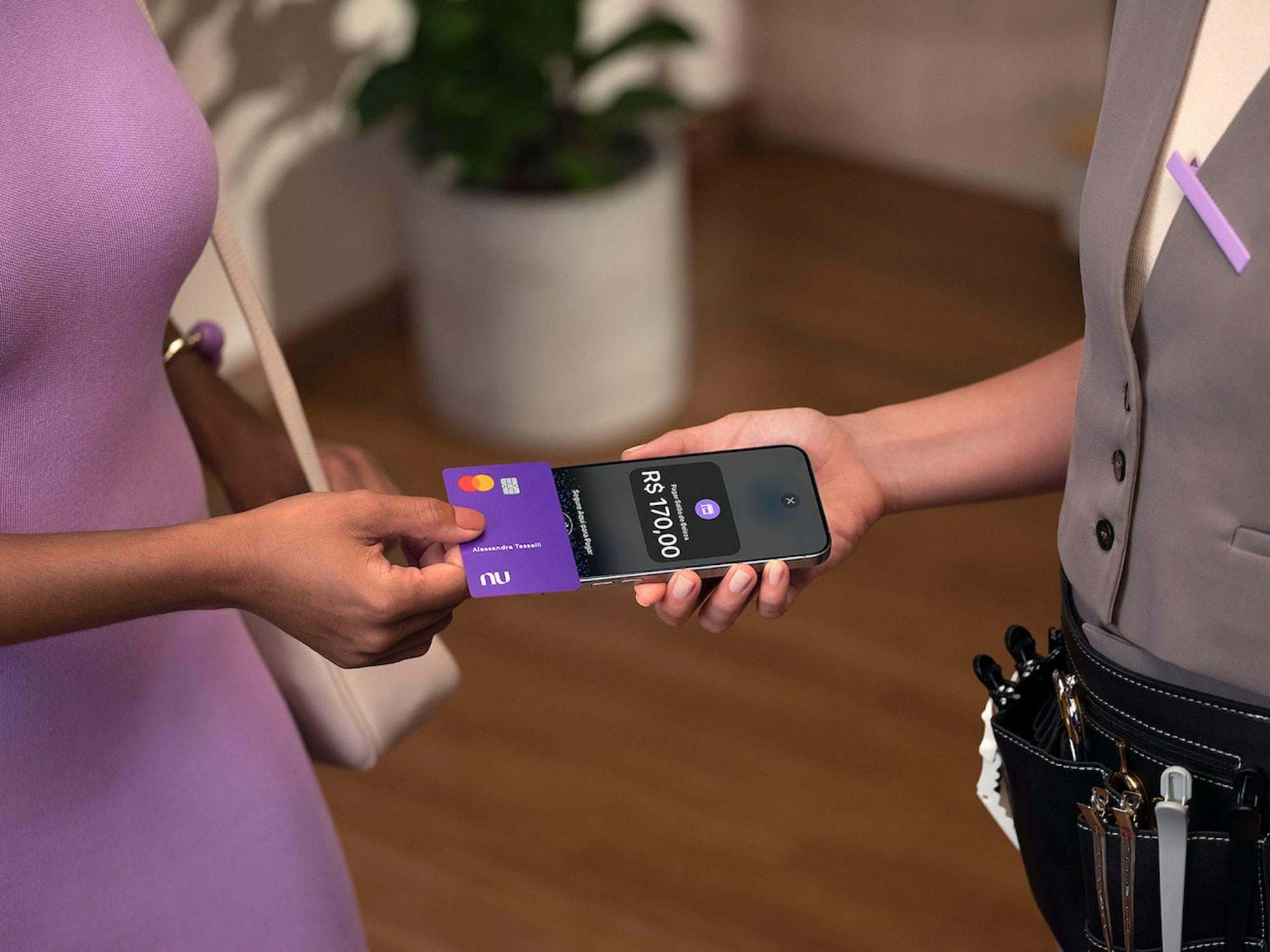 Pagamento por aproximação com Tap to Pay Nubank: pessoa usando cartão roxo Nubank em celular para concluir compra de R$170.
