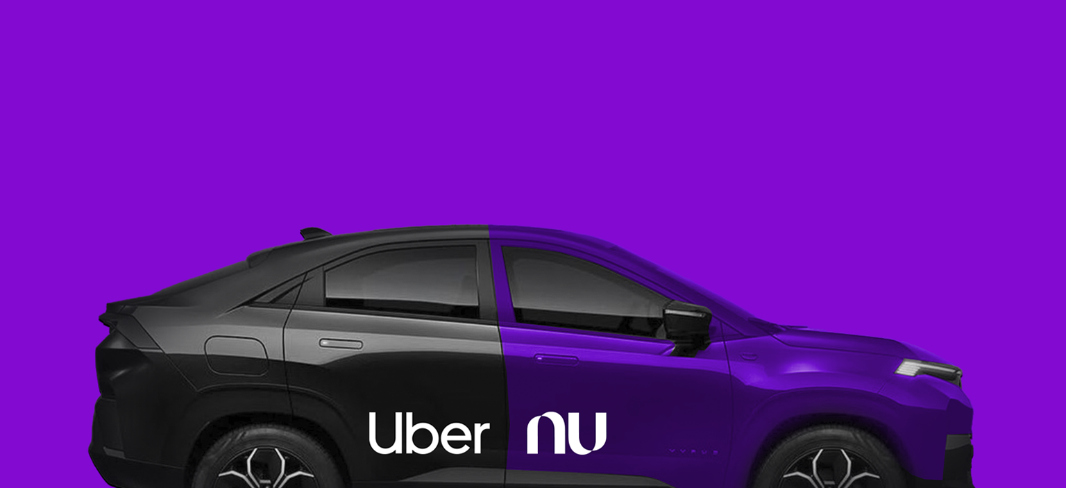 Carro dividido em duas cores, preto e roxo, com os logotipos da Uber e do Nubank nas portas.