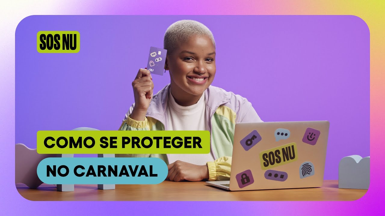 Pessoa sorrindo segura um cartão Nubank enquanto usa um notebook com adesivos de segurança; imagem destaca dicas de como se proteger no Carnaval com o SOS Nu.