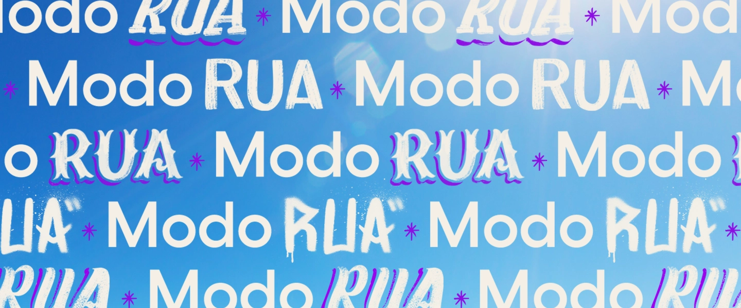 Fundo azul com padrão repetido da expressão “Modo Rua”, em diferentes tipografias brancas e roxas, com elementos gráficos que remetem ao clima do Carnaval.