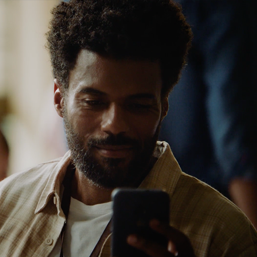 Homem olhando para o celular