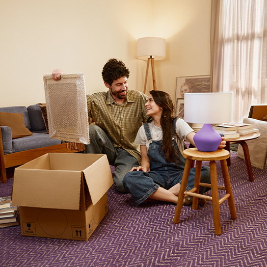 Casal decorando uma casa