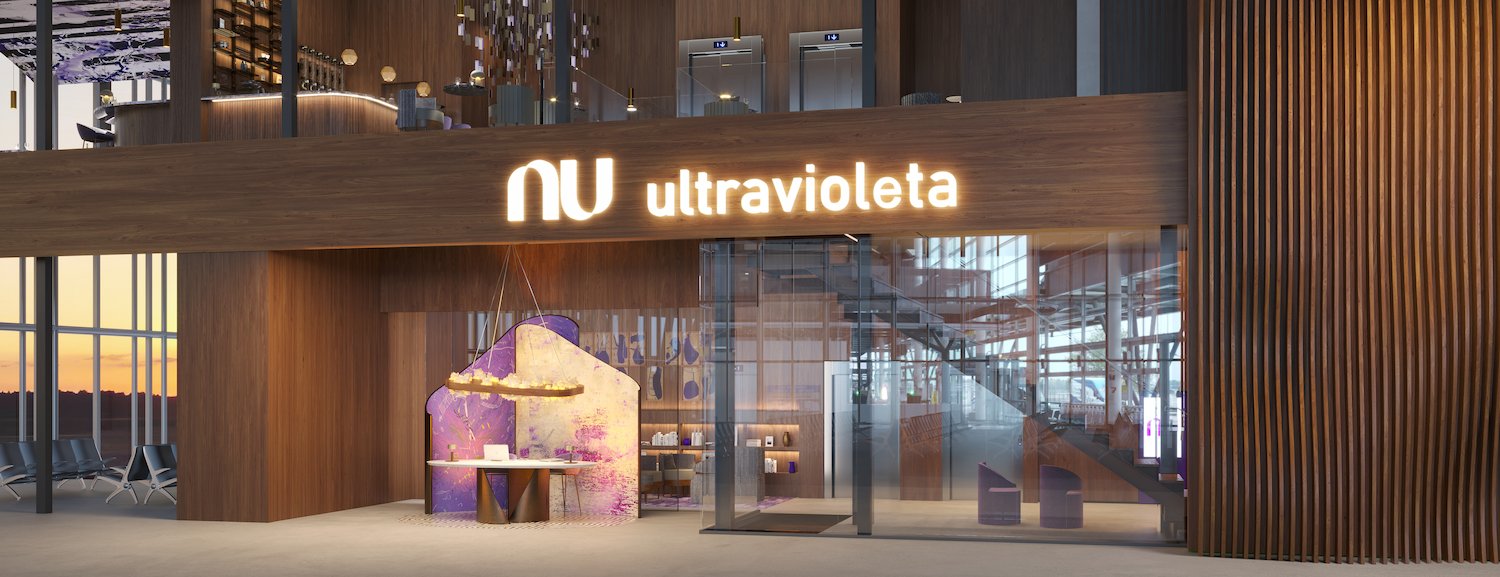 Imagem da elegante fachada da sala VIP no aeroporto de Guarulhos, com o letreiro iluminado "Nu Ultravioleta" e modernas escadas rolantes no lobby.