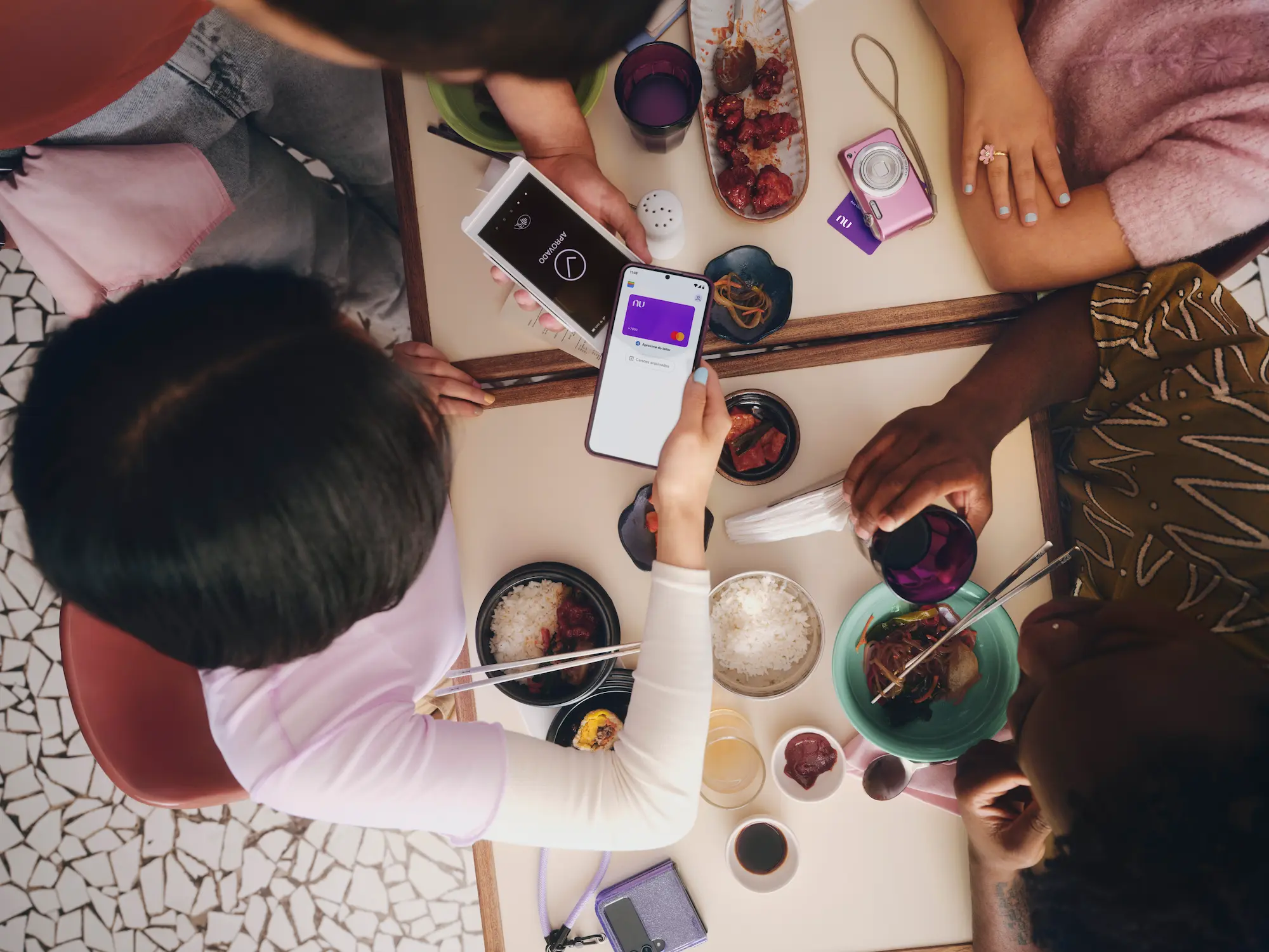 moça adolescente, fazendo um pagamento via carteiras digitais, usando o cartao de crédito do Nubank.