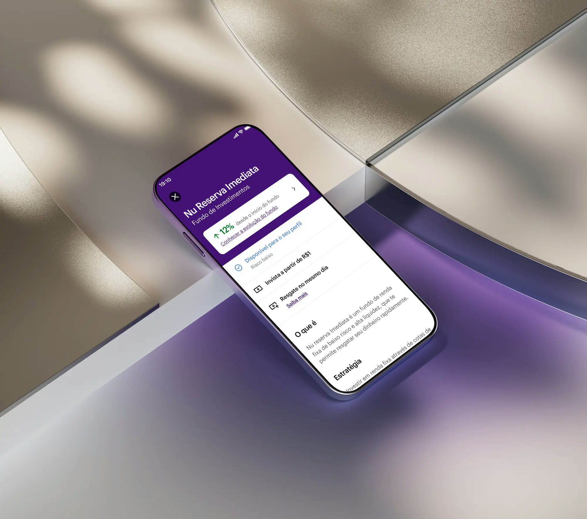 Apoiado sobre uma plataforma metalizada iluminada por uma luz roxa há um smartphone na tela do fundo de investimento Nu Reserva Imediata