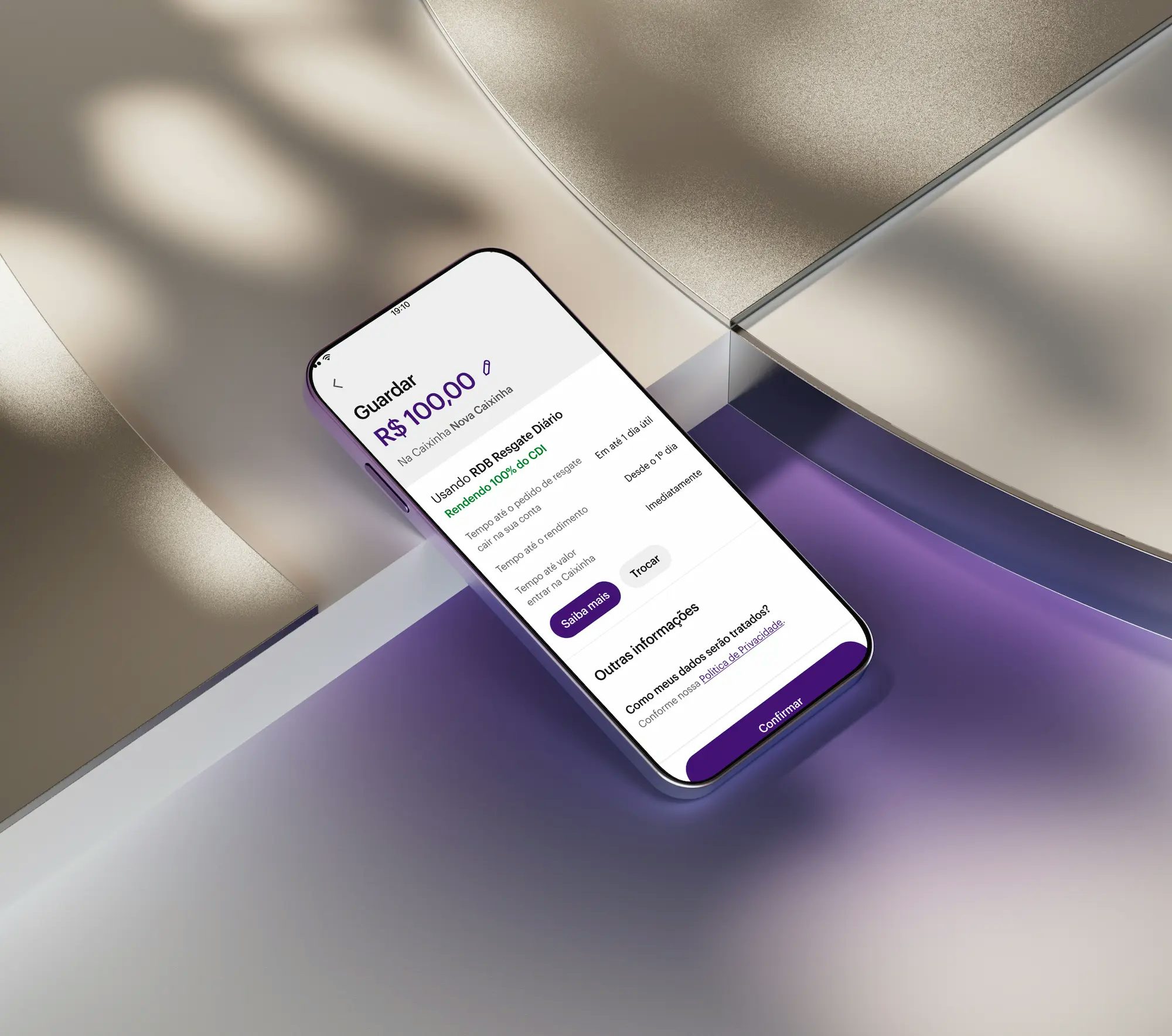 Celular apoiado em uma forma geométrica branca com aplicativo Nubank aberto na área de Caixinhas, guardando 100 reais em uma nova caixinha.