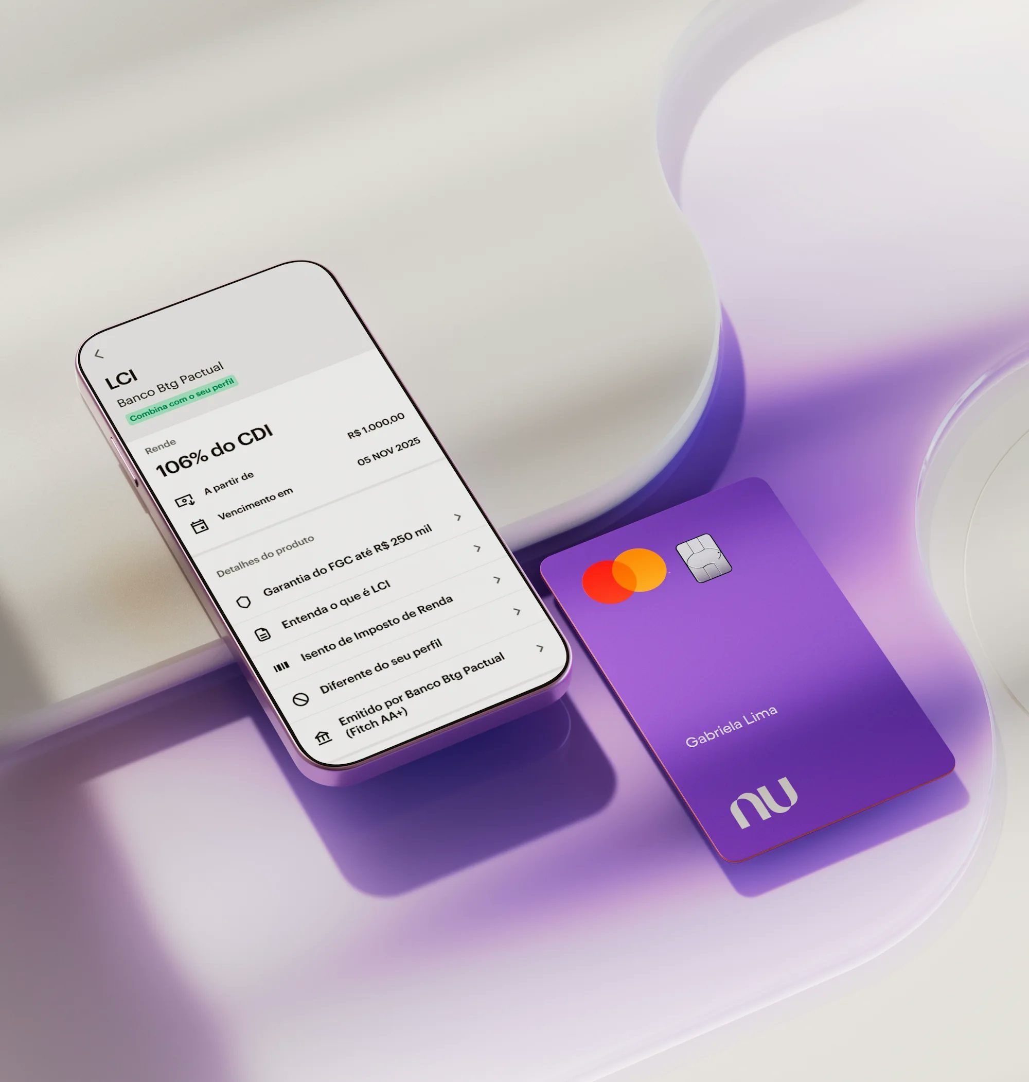 Celular com aplicativo Nubank aberto na área de Investimentos em LCI com os rendimentos na parte superior da tela. Na parte inferior do aplicativo na tela do celular, informações de detalhamento do produto. O celular e o cartão estão em pé apoiados em uma forma geométrica branca.
