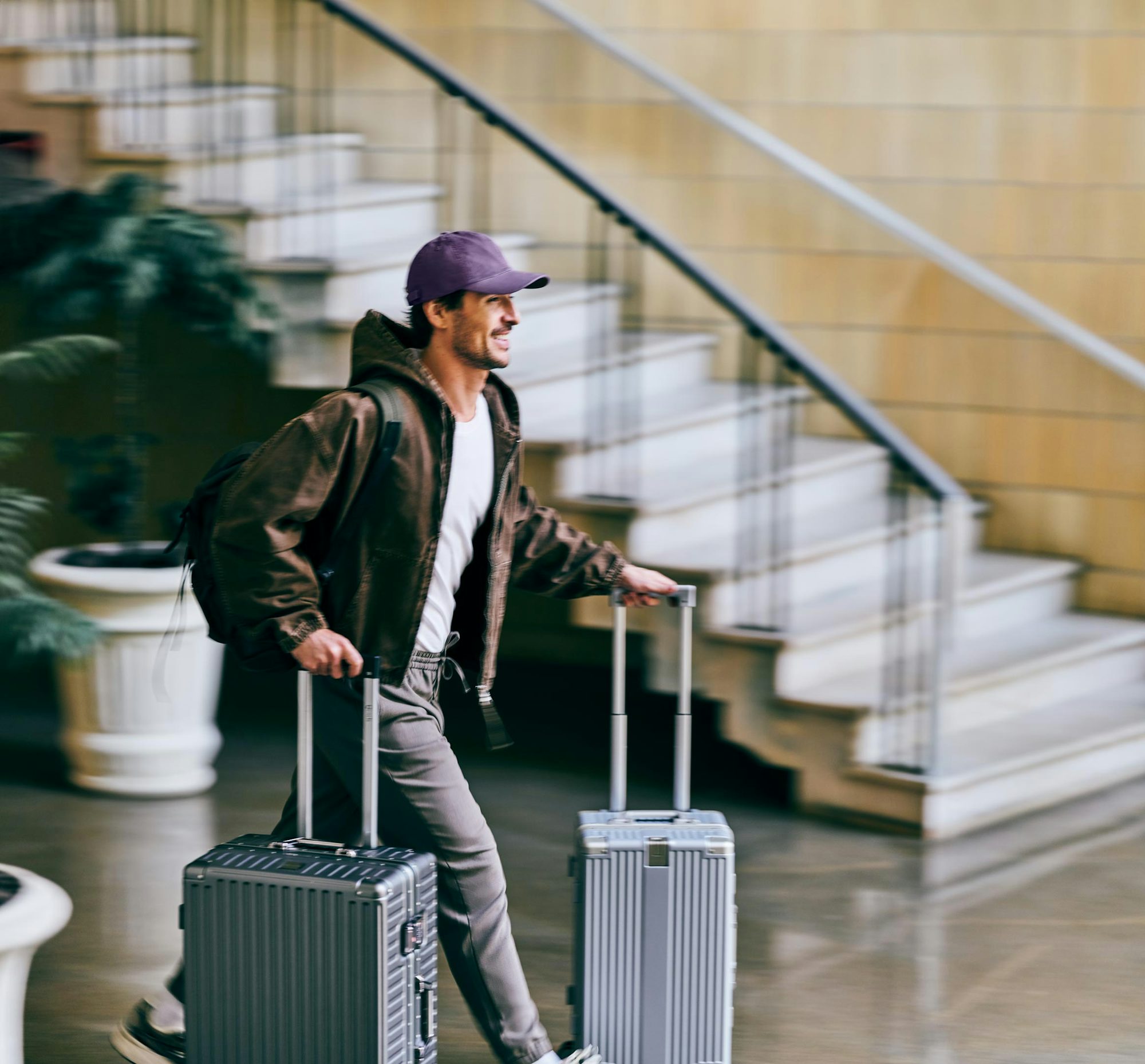 Homem carregando malas em um ambiente de viagem