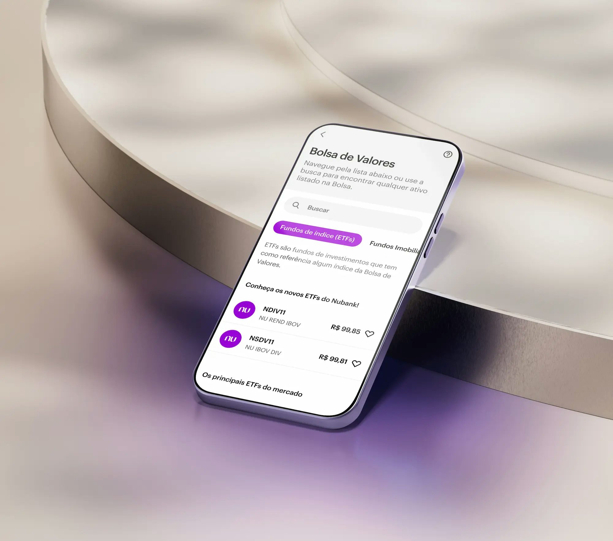 A tela de um celular apoiado em uma forma geométrica em tons claros. Na tela, o aplicativo do Nubank na área de Bolsa de Valores.