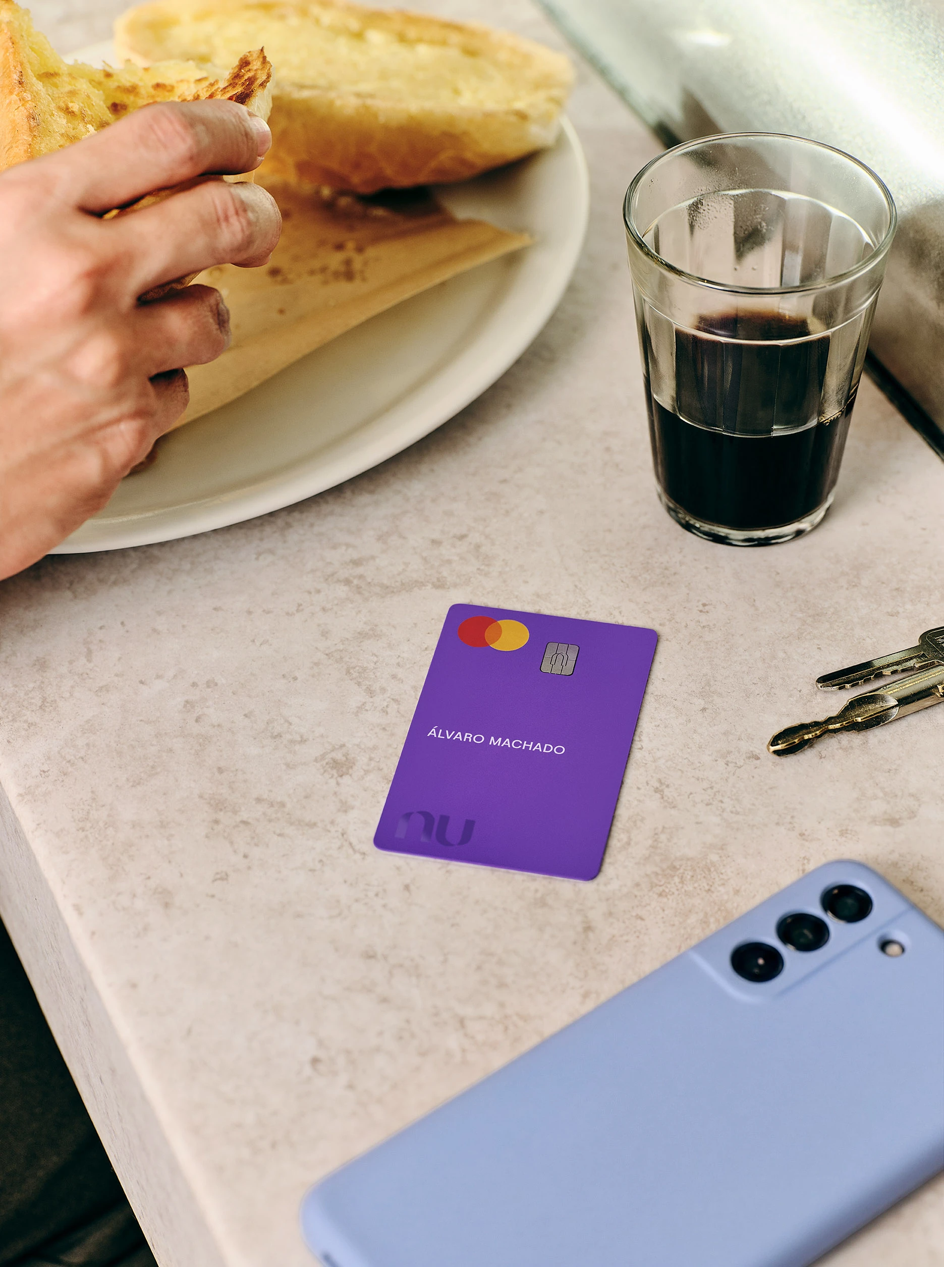 Cartão Nubank e celular em composição de produto