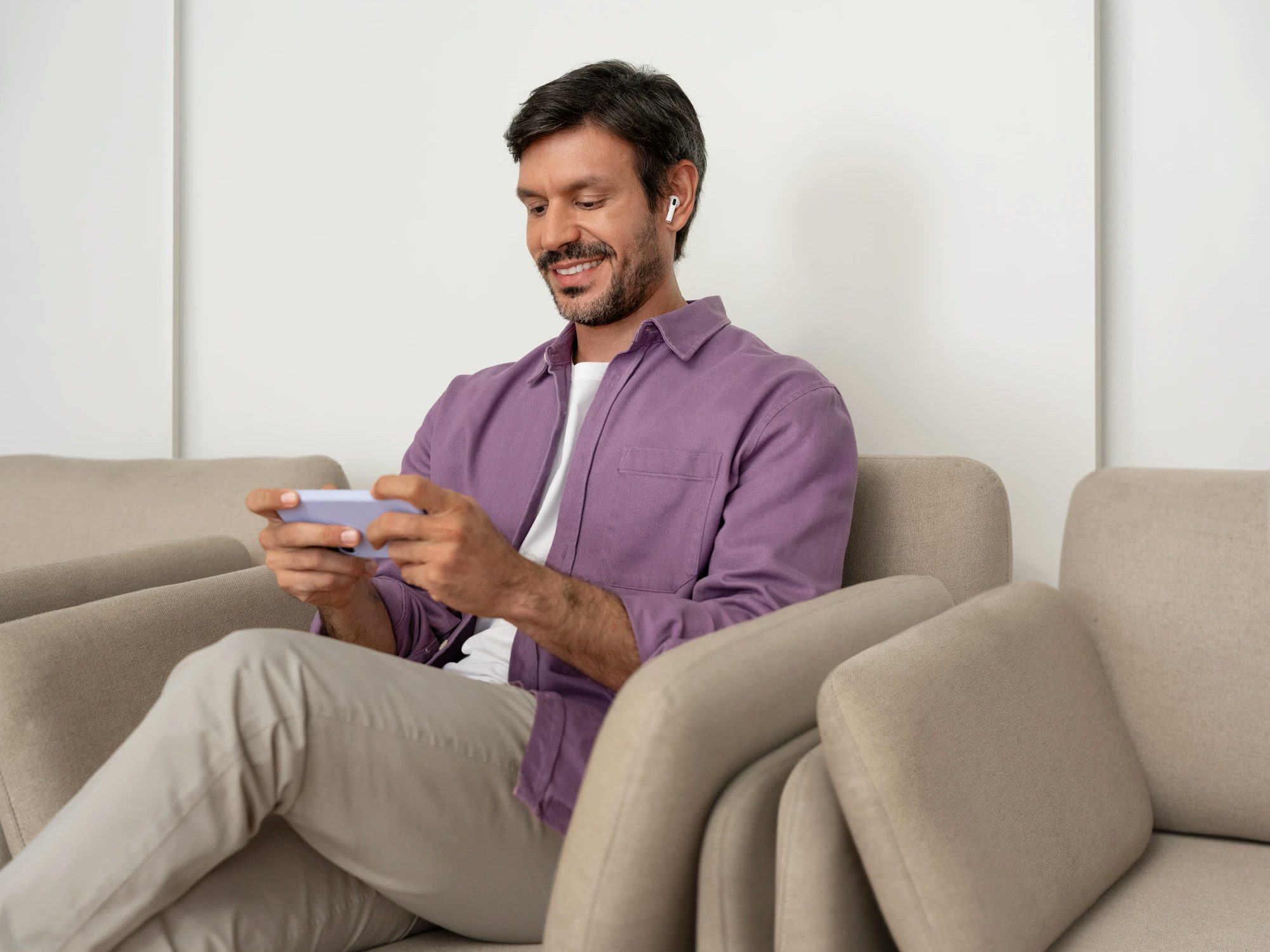 Homem olhando para o celular e sorrindo
