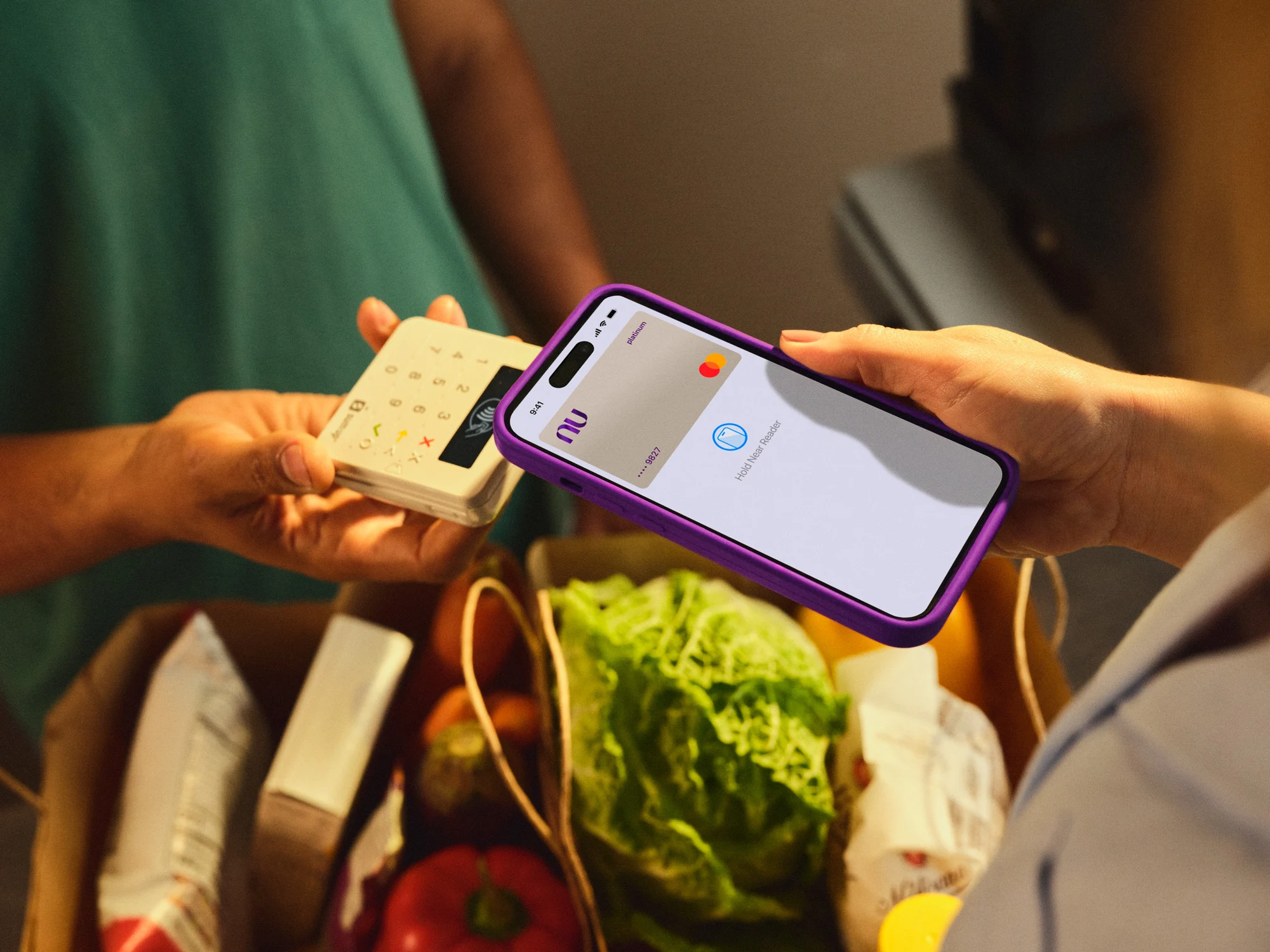Compras de mercado sendo pagas com cartão virtual Nubank Croma